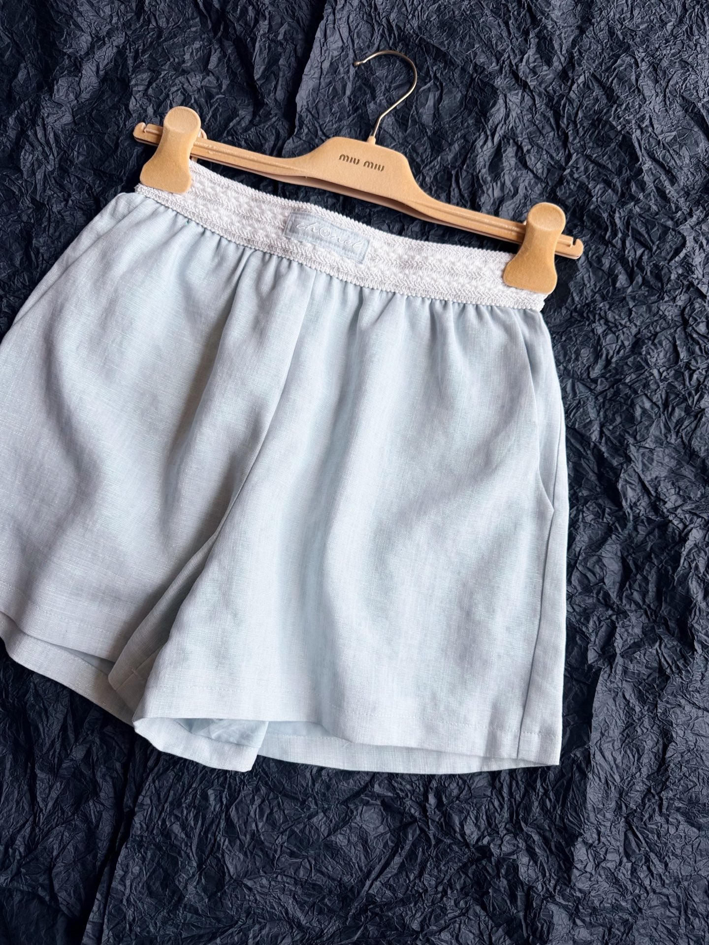NO:932157,This year, my shorts are really unparalleled. I have updated this pair of colorful silk linen lyocell shorts. They are pure white and light blue. They are very summery~~ Because it is equipped with a pure cotton lining of the same color, the fabric is breathable and soft enough. Even in such hot weather, wearing it reduces a lot of burden. The small details of the elastic logo waist are very suitable for wearing clothes,,shorts,19860909今年我家的短裤 真的无可比拟,条条精品 更新这条彩丝亚麻莱赛尔短裤 正白色加浅蓝色 都是非常夏天的味道~~ 因为设置了同色系纯棉内衬 面料足够透气和柔软 即使在这样高温的天气 穿它也减轻了不少的负担. 弹力logo腰小细节 很适合把衣服扎进去穿,,shorts,,Women's clothing