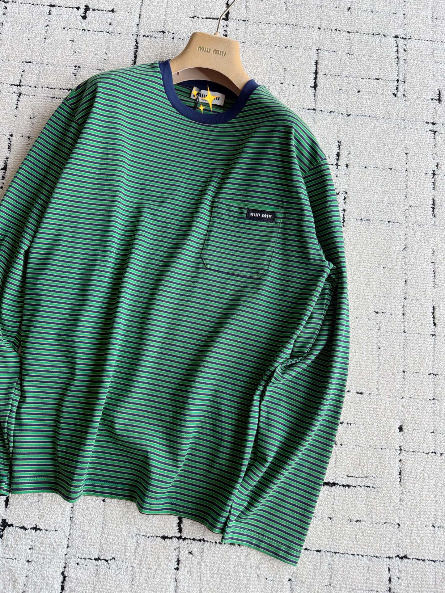NO:932209,Create an everyday casual and fashionable sea shirt that you can go out in 5 minutes miu ~~ Customized striped cotton fabric with the same saturation. Different thicknesses, skin-friendly and soft. It is the best kind of fabric to take care of daily. There is no pressure in and out of the washing machine yyds. There are no restrictions on the round neck and loose version. There are no restrictions on body shape and gender. Classic small logo logo embellishment. It is fashionable to wear at will,,miumiu,19860909打造日常5分钟即可出门 休闲时髦海魂衫miu ~~ 定制饱和度一致的条纹纯棉面料 粗细有别,亲肤柔软 是日常最好打理的那种面料 进出洗衣机无压力yyds 圆领宽松版型不设限 对身材和性别都无限制. 经典小徽标logo标识性点缀 随意驾驭都时髦,,miumiu,,Women's clothing