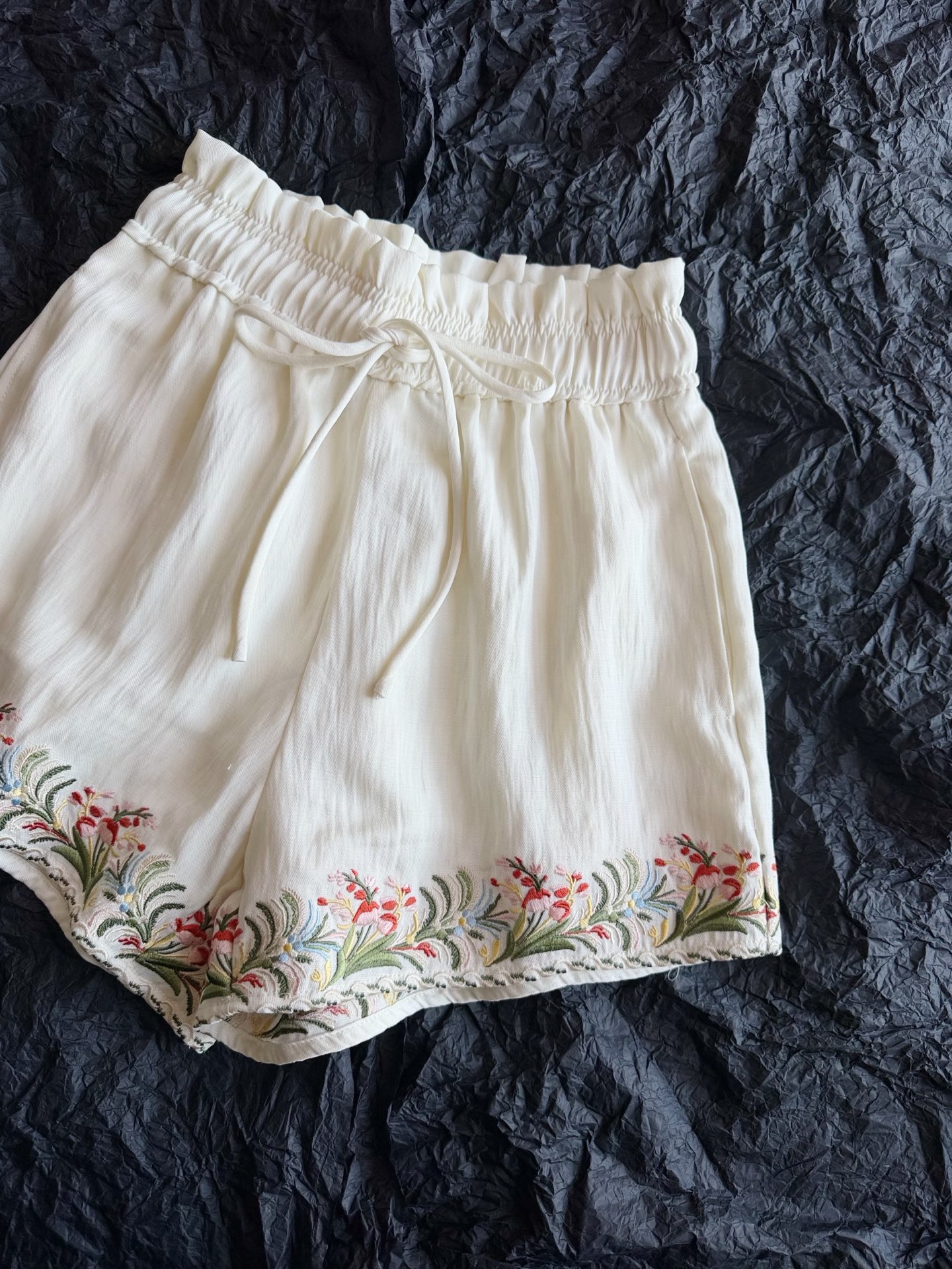 NO:932203,Detailed picture of the matching embroidered linen shorts. Each pair is thoughtfully equipped with a pure cotton lining. They are ultra-light, soft and drapey. They are the kind of linen shorts that look expensive at first glance, shorts,19860909配套·刺绣亚麻短裤细节图 每一条都有贴心配备纯棉内衬 超轻薄柔软,又垂坠 是那种一眼看就很贵的亚麻短裤,,shorts,,Women's clothing