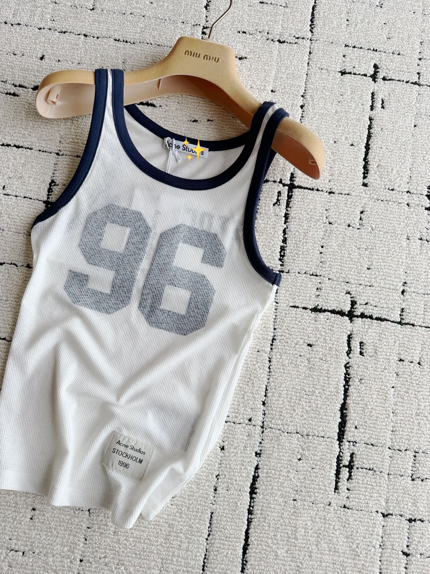 NO:933249,Recommendation for the end of summer. Recommended for personal use. Acne·1996 printed vest. It is worth buying one item and stocking up on it. My pricing makes it stress-free for you to buy. Spend a small amount of money to do big things ~~ Customized ribbed fabric with consistent texture, full of elasticity and excellent breathability. The dyeing thread color matches the printing. The details of the small label on the hem are carefully selected,,acne studios,19860909夏季收尾回馈款·自留推荐 Acne·1996印花背心 值得买一件囤一件的单品 我家定价你们买起来无压力 花小钱办大事 ~~ 定制一致的肌理感螺纹面料 弹力十足,透气性绝佳 定染的螺纹配色和印花呼应 下摆小标签细节拿捏,,acne studios,,Women's clothing
