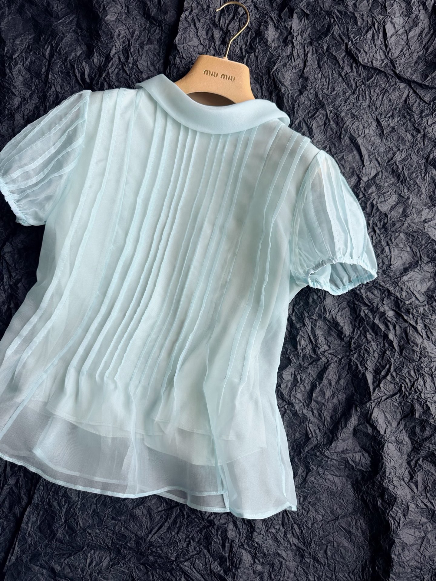 NO:933236,Lavelours · 6A Grade Silk Organza Top I also have this year’s Mint Mann Bo style ~ I only know that good aesthetic items can really help you improve your overall temperament!! The cost of this light fabric and the version are prohibitive for small factories. The pleated three-dimensional stripes, the design of the round neck lapels and the ruffled hem of the puff sleeves all demonstrate the strength of our family.,,real silk,19860909Lavelours·6A级真丝欧根纱上衣 今年的薄荷曼波风我也有了 ~ 上身才知道好审美单品 真的会帮你提升整体气质 !! 这件光面料成本和版型的对照 都小厂望而却步. 褶皱感立体条纹 加上圆领翻领的设计 以及泡泡袖下摆荷叶边版型 每一处都彰显了我家实力.,,real silk,,Women's clothing