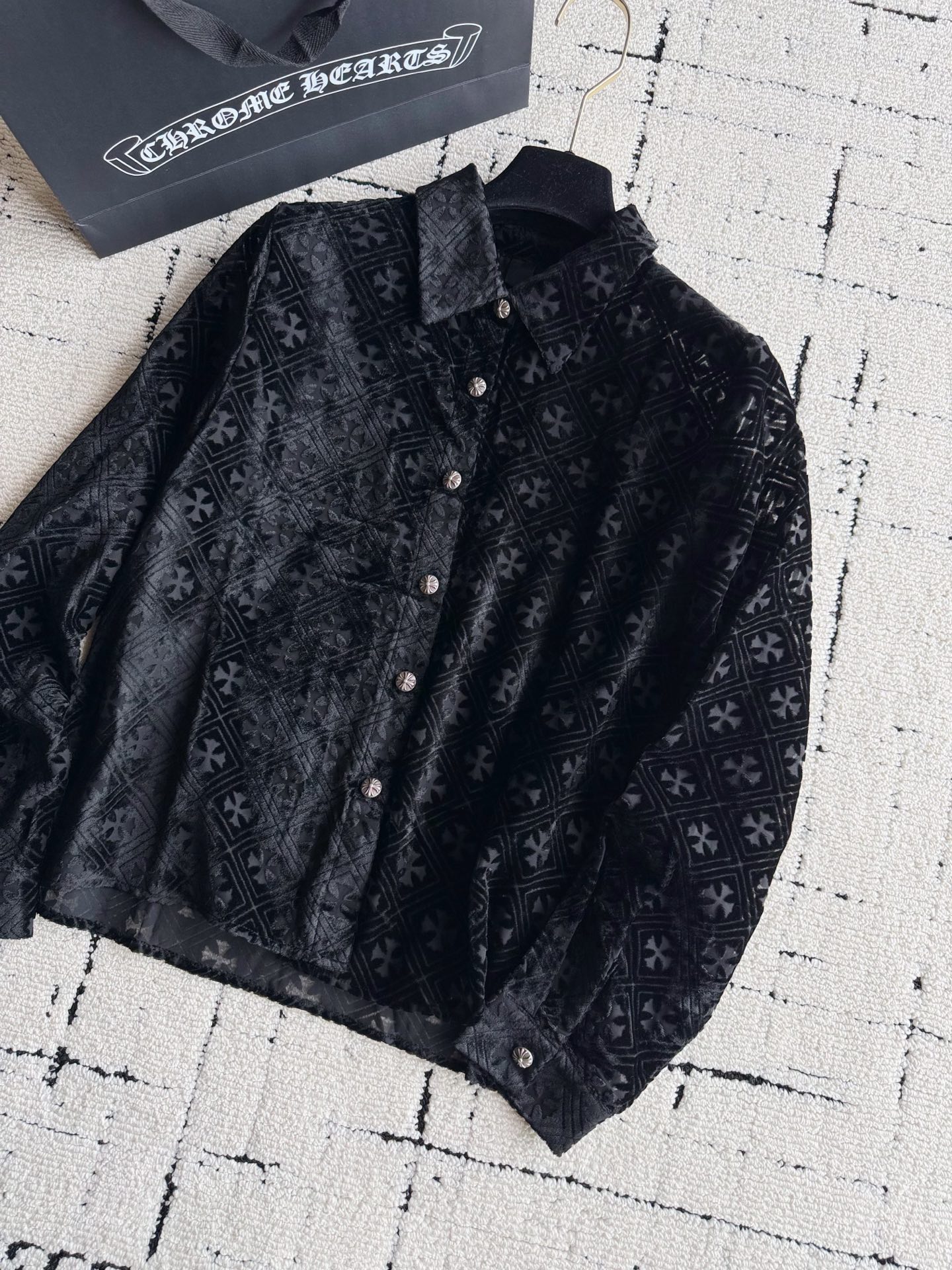 NO:933223,Being able to continue to replenish orders after two years. You all know the gold content of this series ~~ Many old customers strive to replenish shirts, short vests and dresses. We will update the actual photos one after another. We have repeatedly emphasized that the more popular the more you buy the right version. The right version of the silk velvet cross pattern. Every pattern is as clean as a knife, neatly arranged and accurately matched ~~ The mulberry silk lining is fully hemmed, even if it is black, it is suitable for summer wear.  It's still cool and skin-friendly without being stuffy. Skirts, shirts, real silk,19860909能够时隔两年再继续补单 你们都知道这一系列的含金量了 ~~ 众多老顾客力求 衬衫 短背心 连衣裙我们都补 陆续更新实拍中. 一再强调越火越要买对版 对版真丝丝绒十字花 每一个图案都如刀切般干净 整齐排序精准对花 ~~ 内里桑蚕丝全包边内衬 即使是黑色 夏天穿 也依旧冰凉亲肤不会闷热,,skirts,shirts,real silk,,Women's clothing