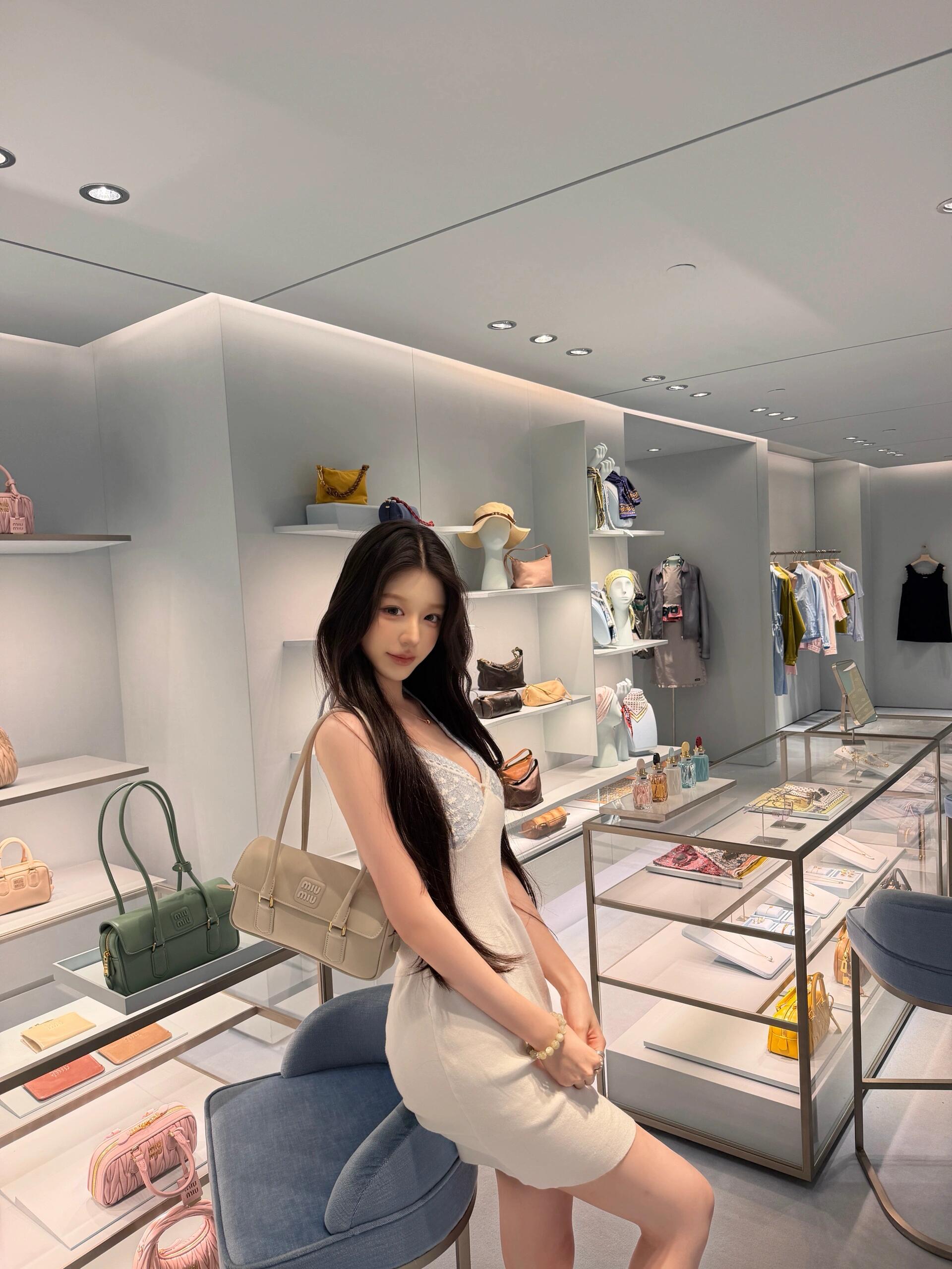 NO:933217,A girl who knows how to dress, I can identify miu girl at a glance,,miumiu,19860909会穿的女孩 一眼识别miu girl,,miumiu,,Women's clothing