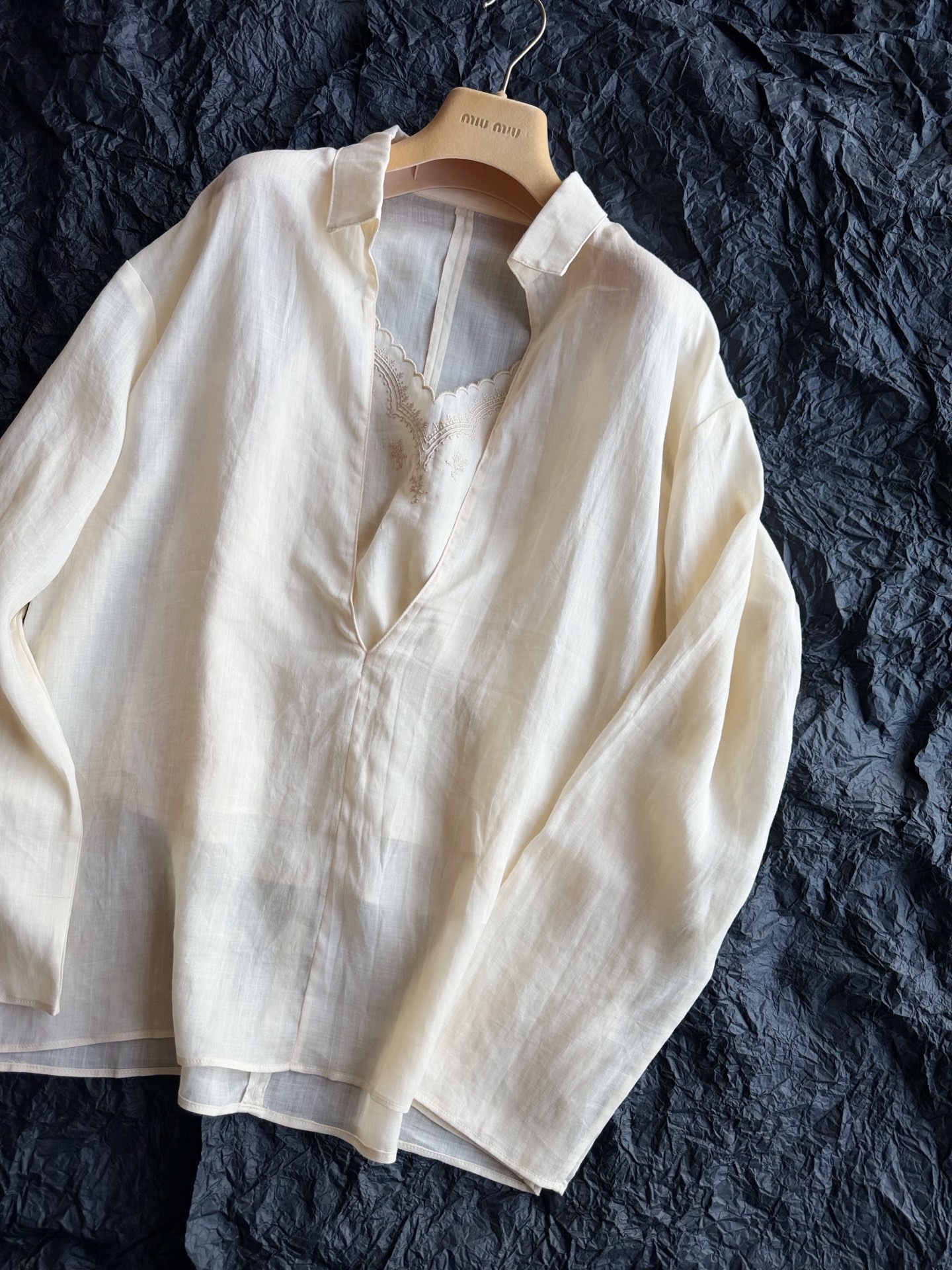 NO:933259,Edition's shirt, which is about to be out of print, weakens the holiday feeling, and is more suitable for daily use. The 55 ramie and 46 Lysol fabrics have both a texture and skin-friendly comfort. You will only be impressed by the texture when you buy it!! It is a gentle warm apricot tone V-neck shirt with embroidered suspenders. You can get two items at one price. You can wear them separately or as a set. The balance between laziness and sophistication is just right.,,shirts,19860909Edition即将绝版的衬衫 弱化度假感,这款更适合日常 55苎麻加46来塞尔面料 既做到了肌理感,也有亲肤舒适度 入手只会被质感折服 !! 是温柔的暖杏色调 V领衬衫搭配刺绣吊带 一个价格入手两件单品 可分开穿也可以成套更嗲 慵懒和精致平衡得刚刚好.,,shirts,,Women's clothing