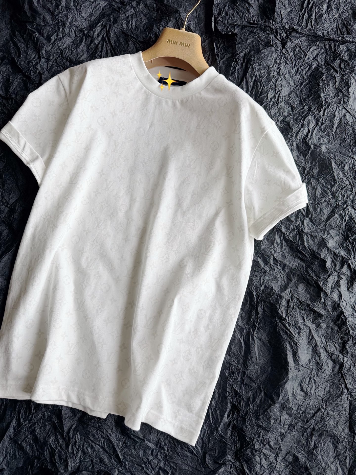NO:934254,Rare boutique 1v high-end series. Interesting and high-end new tee ~ 15S special woven compact cotton, durable. All-over classic presbyopic pattern. My home uses a special slurry consistent with yb. Ultraviolet light shines at night, showing a fluorescent effect. It seems low-key and ordinary, but it is actually a luxurious and extraordinary item!! The whole piece has achieved no difference in positioning. It is the same style for men and women regardless of body shape.19860909稀缺精品1v高端系列 有趣又有高级感的新品tee ~ 15S特纺紧密棉,经久耐穿 全副通体经典老花图案 我家采用yb一致的特种浆料 夜晚紫外线灯光照耀,呈现荧光效果 看似低调平凡 实则是奢侈不平凡的单品 !! 整件做到了定位对花无差别 男女同款不挑身材,,,Women's clothing