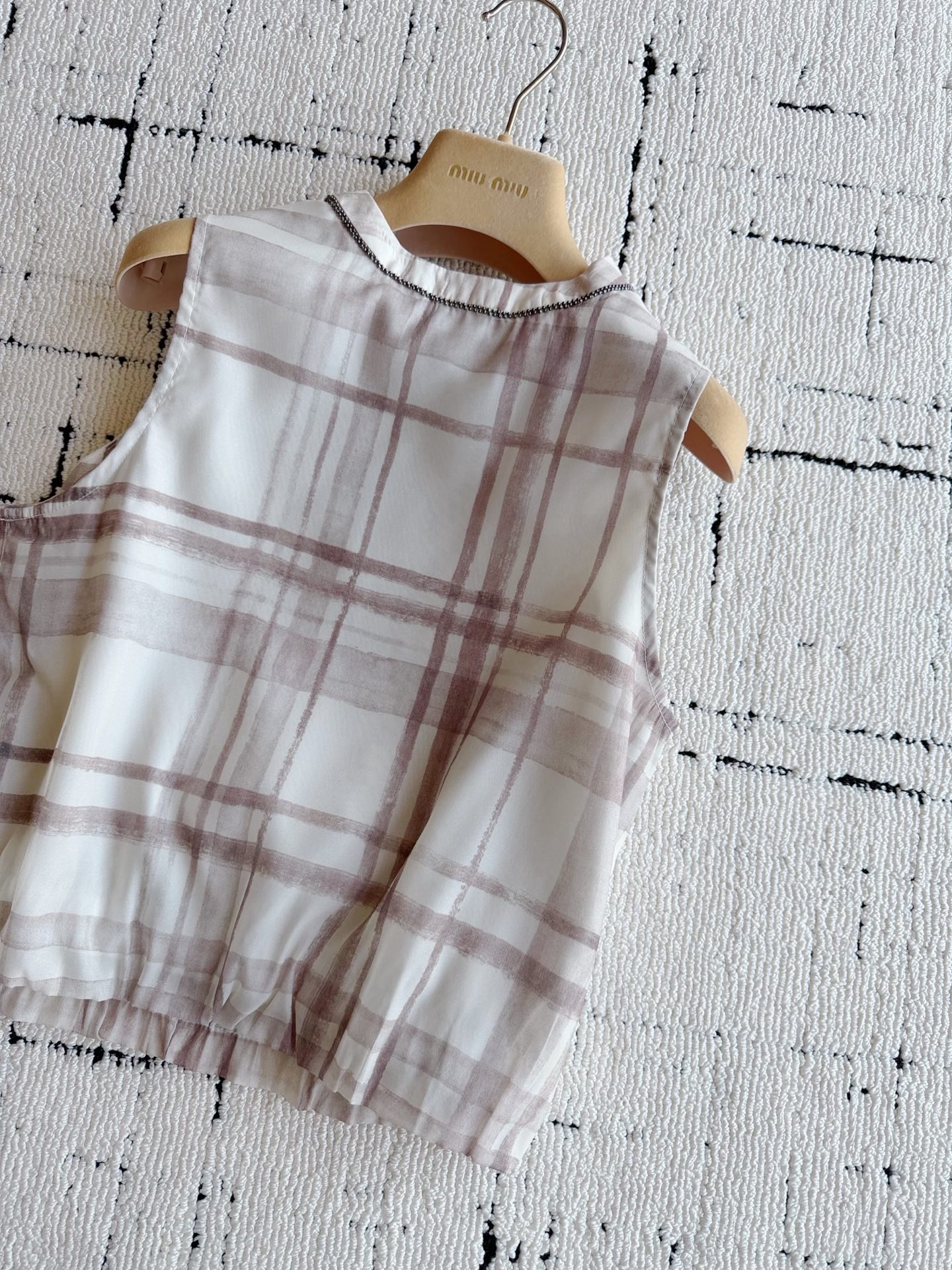 NO:934947,BC, all products produced by my family this year are high-quality products. This silk checkered vest has won my heart. It meets the requirements of high-quality fabrics and appearance. It will provide a cool and breathable wearing experience. I really understand old money~~ There is no need for fancy embellishments and logos. Just grab a pair of white pants from the closet. This little shirt can make you stand out easily. It is effortlessly beautiful and the most durable, real silk,19860909BC我家今年出品都是精品 这件真丝方格背心,深得我心 满足了优质的面料和颜值 会有冰爽透气的穿着体验 我是真的懂老钱的~~ 不需要花里胡哨的点缀和logo 从衣橱随便抓条白裤子 这件小衫都能让你云淡风轻出挑 不费力地美,最耐看,,real silk,,Women's clothing