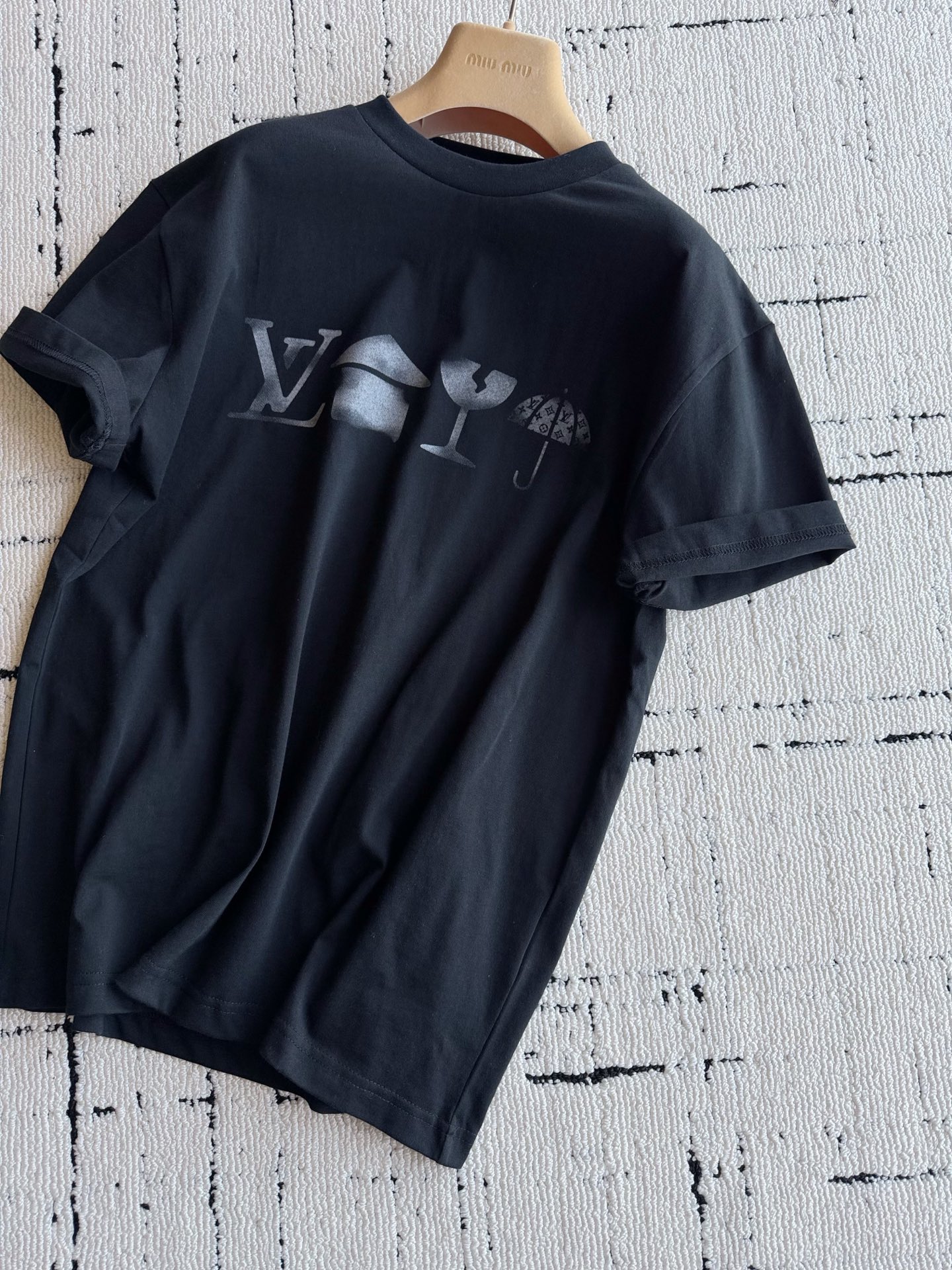NO:934958,Recently, the Lv family has been very popular. You should buy it and cherish it!! I will be careful to ship all the YBs I buy later. I updated this umbrella presbyopic tee. I have to say that the aesthetics of his men's clothing are always online. Customized 15S special woven compact cotton, washable and wear-resistant, environmentally friendly dot glue printing, color fastness of 4 or above, clear after multiple washes, loose shoulder style, not picky on the figure, take advantage of the stock to prepare for family members, louis vuitton, louis  vuitton,umbrellas,19860909最近驴家风声特别大 各位还是且买且珍惜吧 !! 我后面买的yb都要谨慎出货了 更新这件雨伞老花tee 不得不说他家男装审美一直在线. 定制15S特纺紧密棉 耐洗耐穿 环保网点胶浆印花 色牢度达4级以上,多次洗涤都清晰 宽松落肩版型不挑身材 趁现货给家属备起来,,louis vuitton,louis vuitton,umbrellas,,Women's clothing