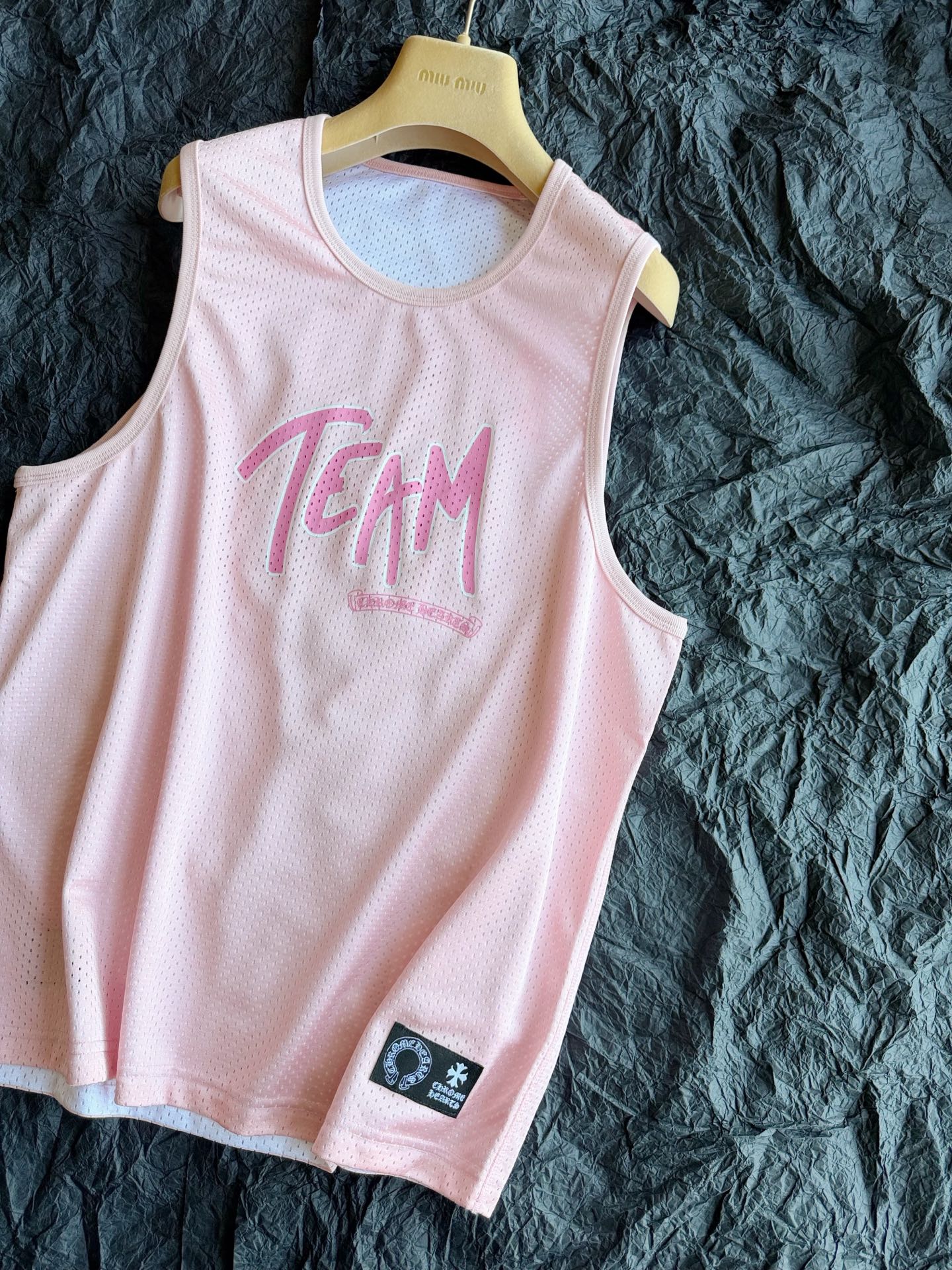 NO:944318,Vest·Details Actual Photos Note that this piece can be worn on both sides ~~ The details are carefully processed and the two sides have completely different feels for you to choose.,,19860909背心·细节实拍图 注意这件是双面都能穿的哦 ~~ 细节处理细腻到位 两面完全不一样的feel任你选择.,,,Women's clothing