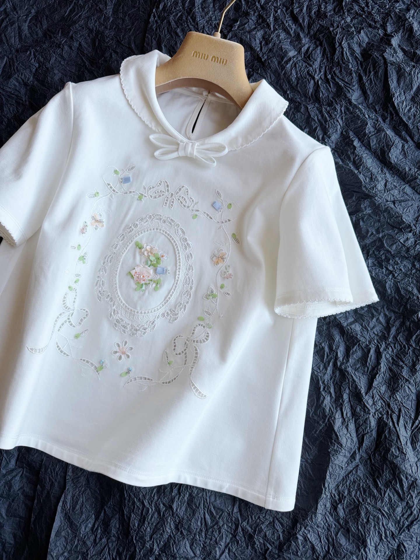 NO:944293,Lefame·baby’s selection of smart and exquisite short-sleeved sweatshirts ~~ Many customers have asked for this. It’s hard to find one size at the counter. I spend a small amount of money to do a big thing at my house. The custom-made high-weight pure cotton sweatshirt fabric is more upright and stylish than ordinary tees. The upper body will make the whole person look energetic ~ The whole three-dimensional embroidery and hand-stitched beads, including the bow decoration, are comparable to stress-free, hoodie, sweatshirts, T-shirts,19860909Lefame·baby甄选 乖巧又精致的卫衣短袖 ~~ 这件真的很多很多顾客求 去柜台一码难求 在我家花小钱办大事. 定制高克重纯棉卫衣面料 比普通的tee更加挺拔有型 上身就会显得整个人很有精神 ~ 整件立体刺绣加手工缝珠 包括蝴蝶结的装饰,都媲美无压力,,hoodie,sweatshirts,T-shirt,,Women's clothing
