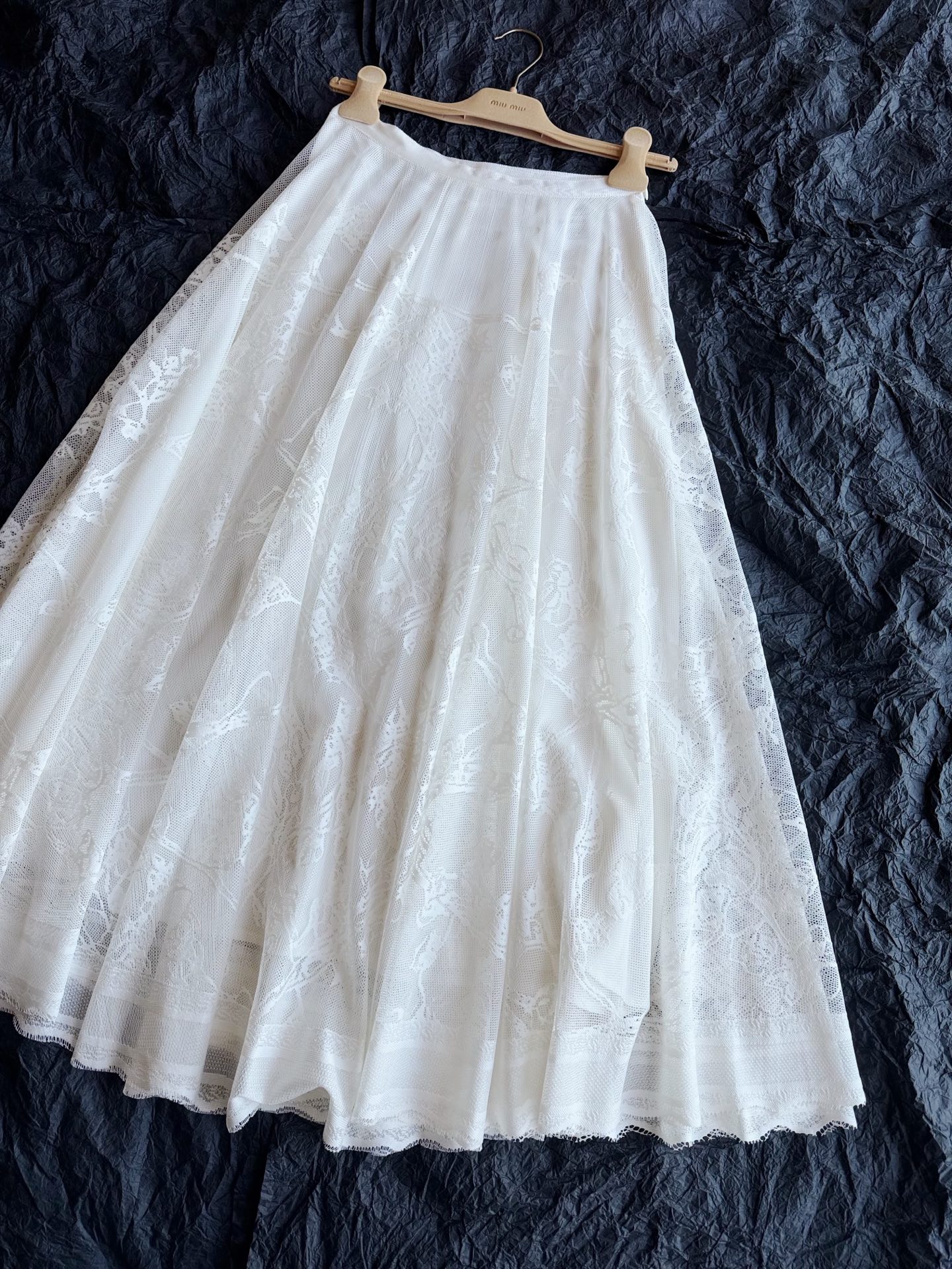 NO:944269,Follow our selection to get the D family gauze skirt. It is suitable for daily life and important occasions. Refuse to buy it in the box and wear it when you buy it. This gauze skirt is a stress-free daily match. I still try my best to recommend it to you ~~ Customized imported lace gauze material, you can see the clarity of the texture. The whole material is several meters large and impeccable, so it can be so drapey and fluffy. It can be matched with all D tops, dior, skirts, etc. in your wardrobe.19860909跟着我们选品入手D家纱裙 不管是日常,还是重要场合都受用 拒绝压箱底,买回去就要穿上 这一条日常搭配无压力的纱裙 我还是尽力推荐给你们 ~~ 定制进口蕾丝纱料 看得到纹理的清晰度 整料大几米的用料无可挑剔 才能做到如此的垂坠,蓬松 可搭配你衣橱一切的D上衣,,dior,skirts,,Women's clothing