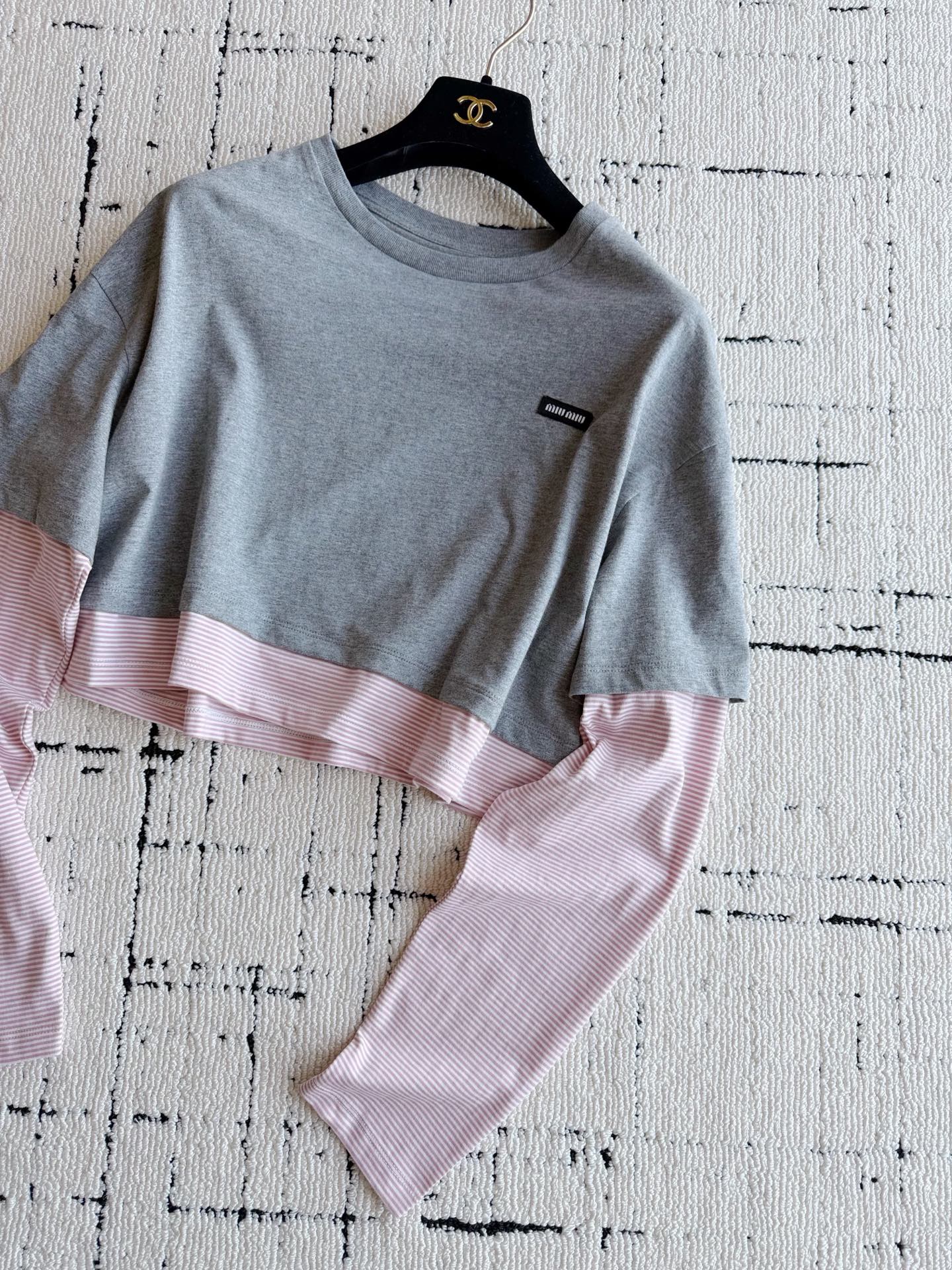NO:945651,I have started to update the early autumn one after another. This long-sleeved long-sleeved tee from miu is so practical ~ You can complete the layering element in one piece. This is a fashionable item. Just grab a pair of jeans or shorts when you go out. The five-minute rule for going out is loved by lazy people. Skin-friendly and comfortable pure cotton fabric. The splicing part of the fabric is delicately processed. Round neck, loose and dropped shoulders. It can be controlled well no matter what body type~~,,miumiu,shorts,jeans,19860909陆陆续续开始更新早秋 miu这件叠穿长袖tee太实用啦 ~ 一件搞定叠穿元素 这种自带时髦感的单品 出门随便抓条牛仔裤或者短裤 懒人都爱的五分钟出门定律. 亲肤舒适的纯棉面料 面料拼接部分处理细腻 圆领 宽松 落肩 不论什么身材都能驾驭得很好~~,,miumiu,shorts,jeans,,Women's clothing