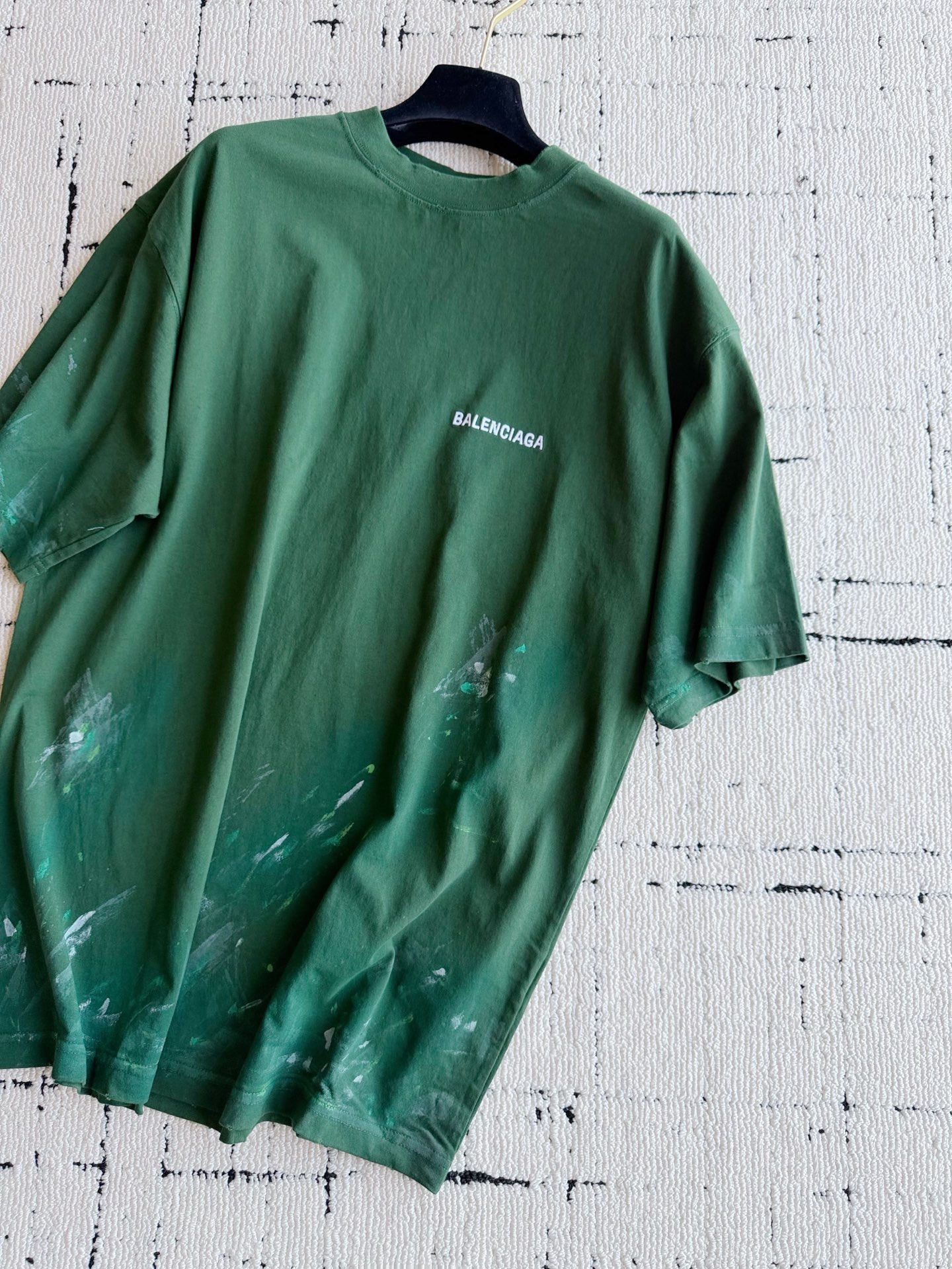 NO:945675,We have rarely updated balenciag@. What we can give you must be high-quality products~~ Update this fashionable distressed ink-splashed tee. It is made of 24-count special woven compact cotton with custom-dyed threads. It has no color difference and is durable. It has a matte effect of needle-embroidered letter logo and pure hand-painted graffiti craftsmanship. So every piece is likely to be unique. There are irregular holes in the whole piece, including the oversize version, which has been restored to the extreme.,,balenciaga,versace,19860909我们已经很少更新balenciag@ 能够给你们出的必定都是精品 ~~ 更新这件时髦做旧泼墨tee 24支特纺紧密棉,包缸定染螺纹 整体无色差,经久耐穿 挨针刺绣字母logo哑光效果 纯手工绘画涂鸦工艺 所以很可能每一件都是独一无二. 整件都有不规则破洞洗水 包括oversize版型也还原到极致.,,balenciaga,versace,,Women's clothing