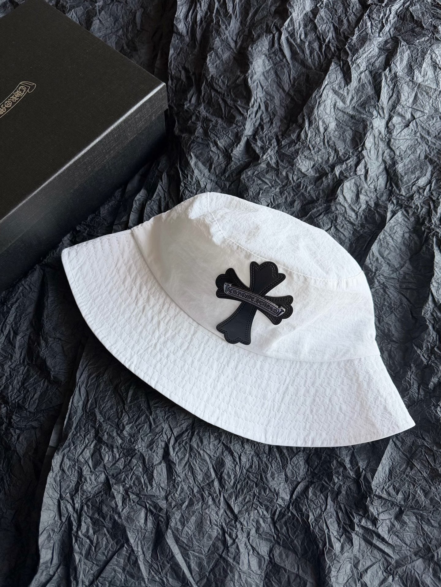 NO:947229,Chrome Hearts four-color bucket hat I can't put it down!! Different colors have reasons to buy. This small accessory is a plus. It is worth emphasizing that the ultra-thin fabric has a breathable mesh lining inside. It not only meets the needs of your concave shape, but also can be used for outdoor hiking, sports, and beach vacations to meet your needs for any occasion, chrome hearts, espadrilles, hats,19860909chrome hearts四色渔夫帽 我每一顶都爱不释手 !! 不同的颜色都有入手的理由 这个小配饰太加分了 值得强调的是超轻薄的面料 内里还有透气网眼内衬. 既满足了你们凹造型的需要 还能户外徒步,运动,海边度假 满足你任意场合穿搭的需求,,chrome hearts,espadrilles,hats,,Women's clothing
