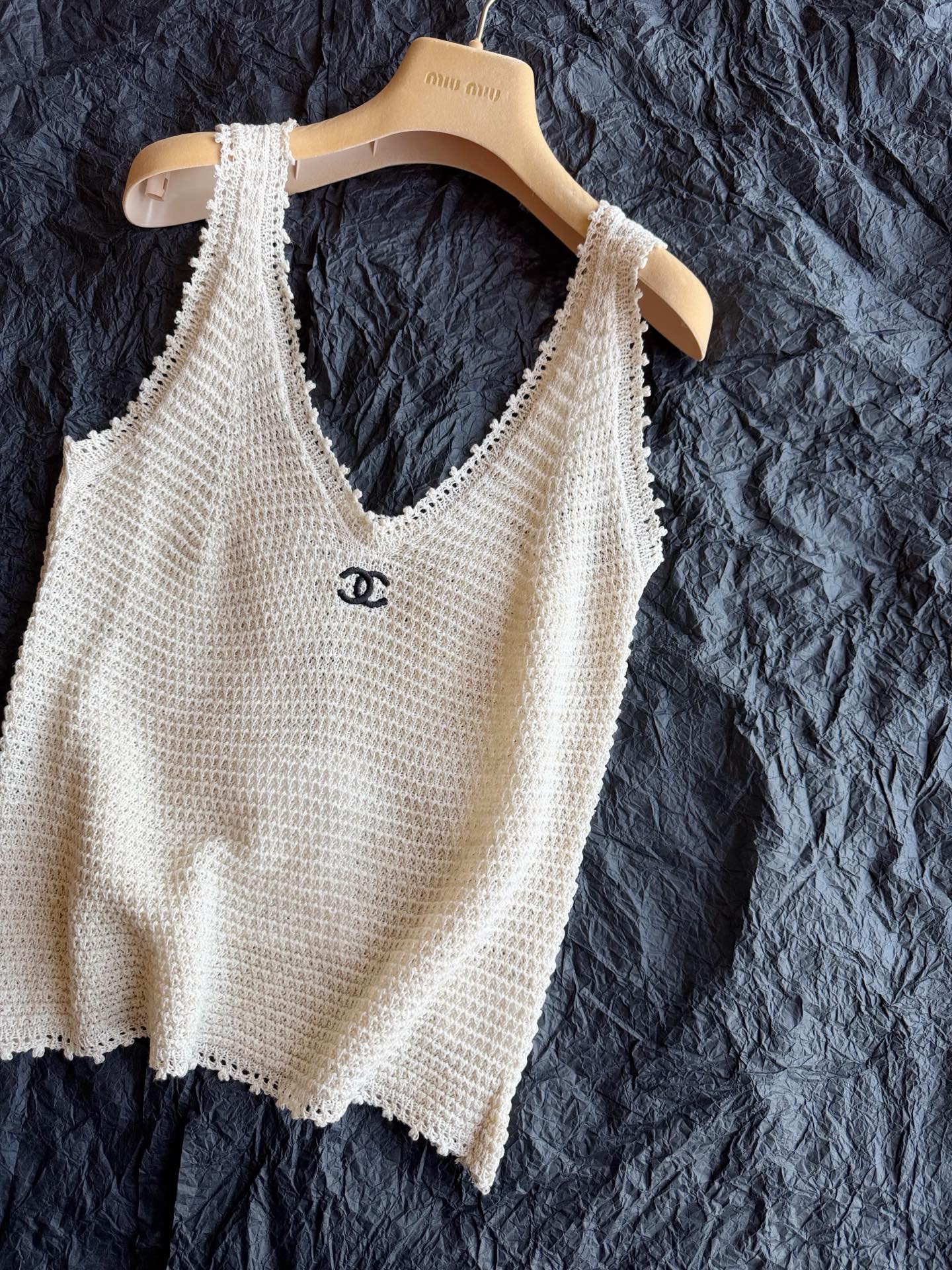NO:947300,Oatmeal color·Detailed real photos. It can be used for daily life or vacation. It is gentle and charming, and the loose fit is completely unscrupulous. It is more breathable than cotton tee, so you can wear it if you are afraid of the heat.19860909燕麦色·细节实拍图 可以日常也可以度假 温婉动人,版型宽松完全不挑 透气性比棉tee还好 所以你们怕热的也可以收它,,,Women's clothing