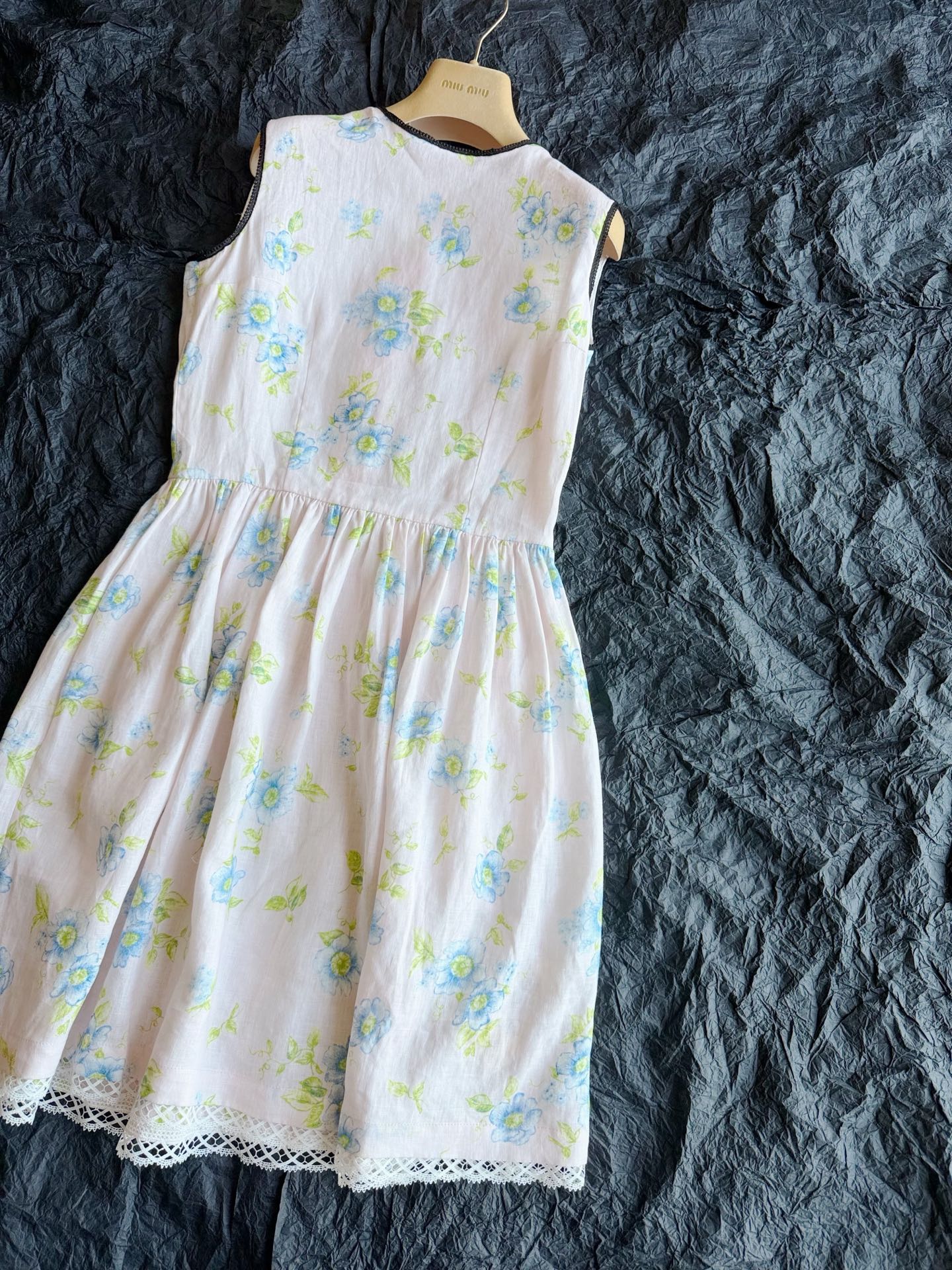 NO:948844,It’s hard to believe that this is a beautiful floral linen dress produced by prad@, who hasn’t had it~~ This actual pattern is very high-end, recognizable and fresh, completely different from the floral series already in the wardrobe. Customized and consistent linen material, draped in a stylish and very breathable style. The slightly loose vest version is not flattering on the figure. It is suitable for both fat and thin, and can be controlled by many age groups, prada, skirts,19860909很难相信这是prad@出品 绝美碎花亚麻连衣裙,谁还没有 ~~ 这个花色实物非常高级 既有辨识度又很清新 完全不同于衣橱已有的碎花系列. 定制一致的亚麻材质 垂坠有型还很透气 略微宽松的背心版型不挑身材 胖瘦皆宜,多个年龄阶段都能驾驭,,prada,skirts,,Women's clothing