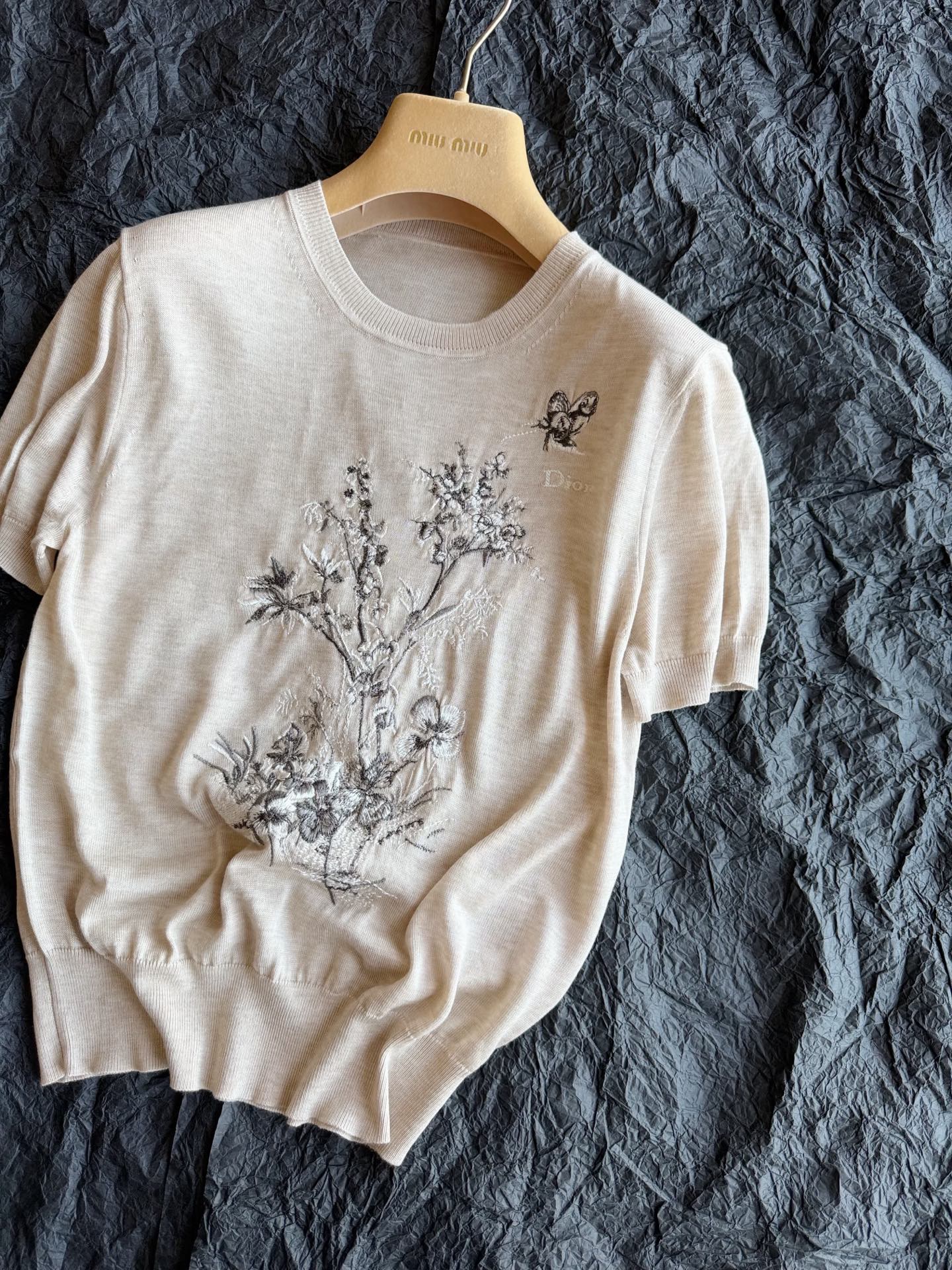NO:948820,Now I update you, you can wear it now, and you will never buy it back and press it in the box. Dr. Early autumn new full-stitch embroidered knitted tee. Low-key khaki color with matte embroidery. Every yarn is customized, including small letters. The overall pattern and tone are indistinguishable. Cool and skin-friendly wool and mulberry silk. Breathable and comfortable enough to wear from summer to early autumn ~~,,19860909现在给你们更新,现在就能穿 绝不让你们买回去压箱底 Dr早秋新款完针刺绣针织tee 低调卡其色搭配哑光刺绣 每一种纱线都是定制,包括小字母 整体呈现的图案和色调无差别 冰爽亲肤的羊毛桑蚕丝 足够透气足够舒适 从夏天一直穿到早秋 ~~,,,Women's clothing