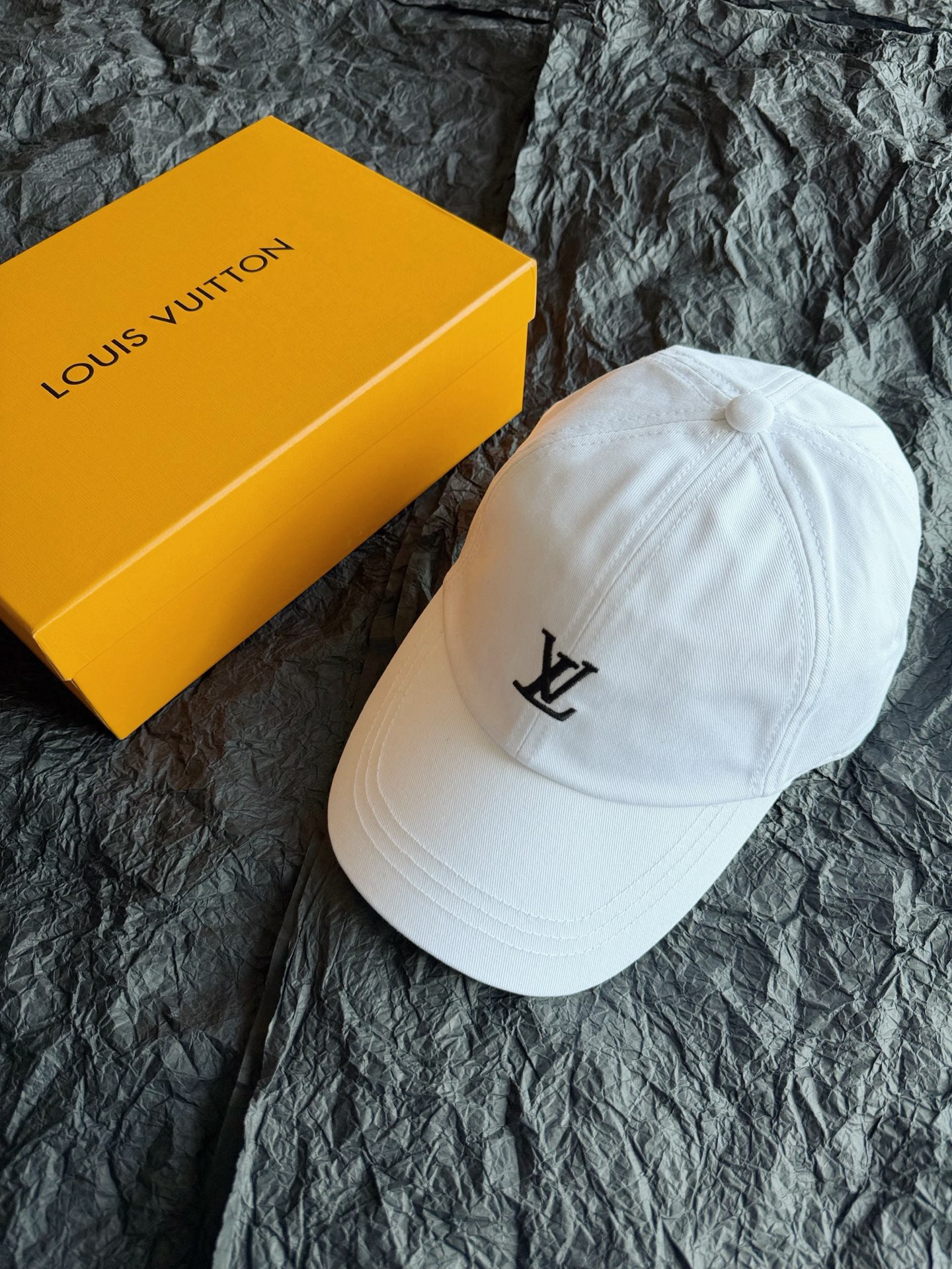 NO:948894,This hat is worn 5 days a week this month. Needless to say, Lvjia is high-end. Not only can it meet the needs of physical sun protection in summer, but its concave shape is also a bonus ~ Customized twill denim and cotton. It is breathable, comfortable and not sweaty. It is worth emphasizing its hat shape and brim. It has the right three-dimensional curvature, which makes your face look small. If you don’t like to wash your hair or wear makeup, this kind of baseball cap is a must-have!!,, louis vuitton, louis vuitton, hats,19860909本月一周佩戴5天的帽子 驴家无需多言的高级 夏天不仅可以满足物理防晒 凹造型它也是加分满满 ~ 定制斜纹牛仔棉 戴上透气舒适不闷汗 值得强调它的帽型和帽檐 恰到好处的立体弧度,很显脸小 不爱洗头党素颜党 这种棒球帽是必备喔 !!,,louis vuitton,louis vuitton,hats,,Women's clothing