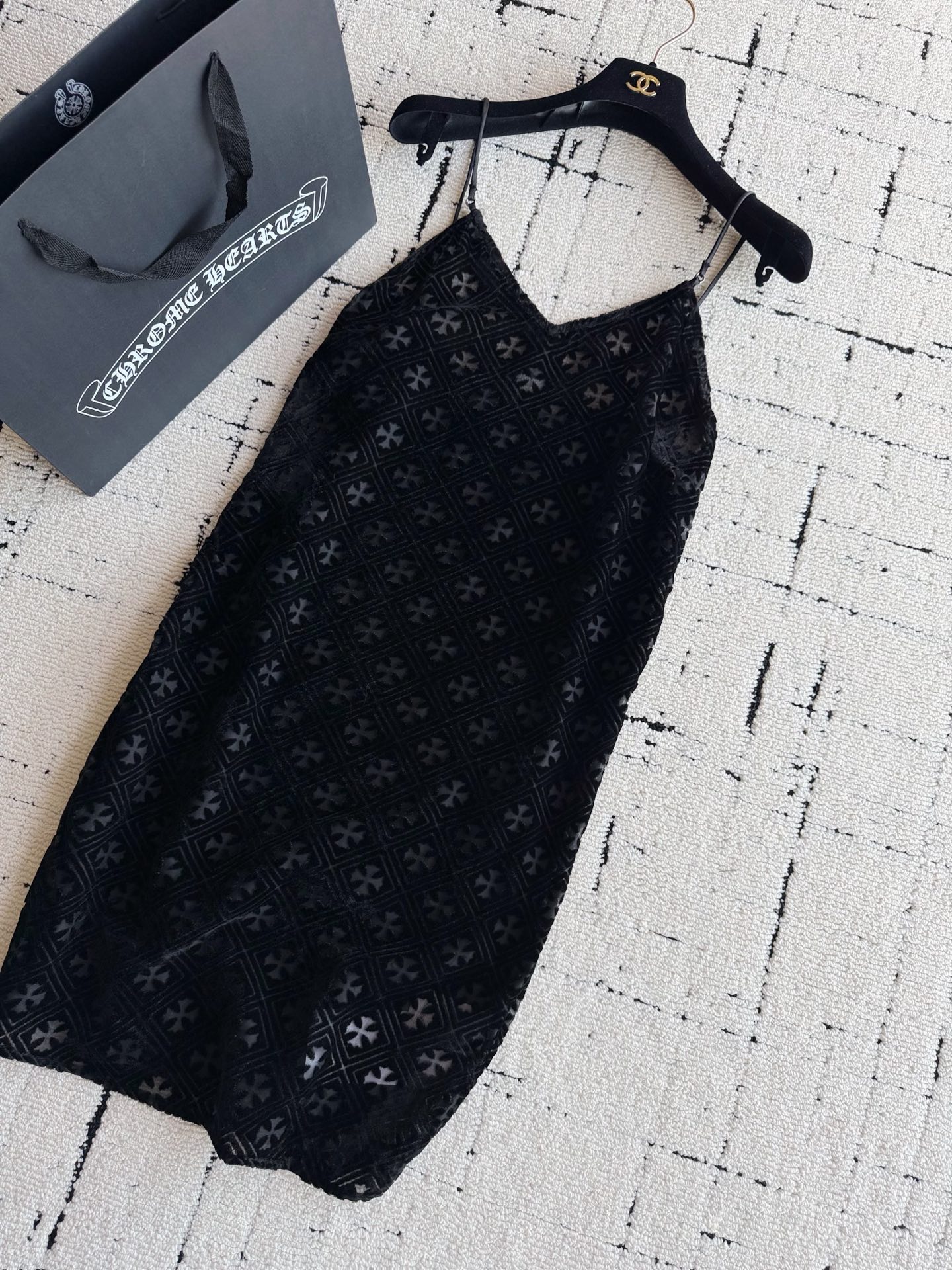 NO:948867,Many people are urging us to update. This dress is out of stock!! Because the pattern has been adjusted many times, we finally decided to come up with a one-size-fits-all model. It can be tried on body types from 90 pounds to 100 pounds to 120 pounds. Different people have different styles ~ it can be sweet or cool, cute or sexy. It really hits my aesthetic. My velvet cross pattern is clean and neat, and the silk lining is cool and skin-friendly. It can be worn from summer to early autumn, skirts, real silk,19860909很多人都在催我们更新 这条连衣裙满分出库 !! 因为版型确实调整了很多次 最终决定出一个均码 90斤 100斤 到120斤的身材都有试穿 不同的人穿有不同的风格 ~ 可甜可酷 可乖可性感 狠狠戳中我审美. 我家丝绒十字花干净利落 真丝内衬冰爽亲肤 可以从夏天一直穿到早秋喔,,skirts,real silk,,Women's clothing