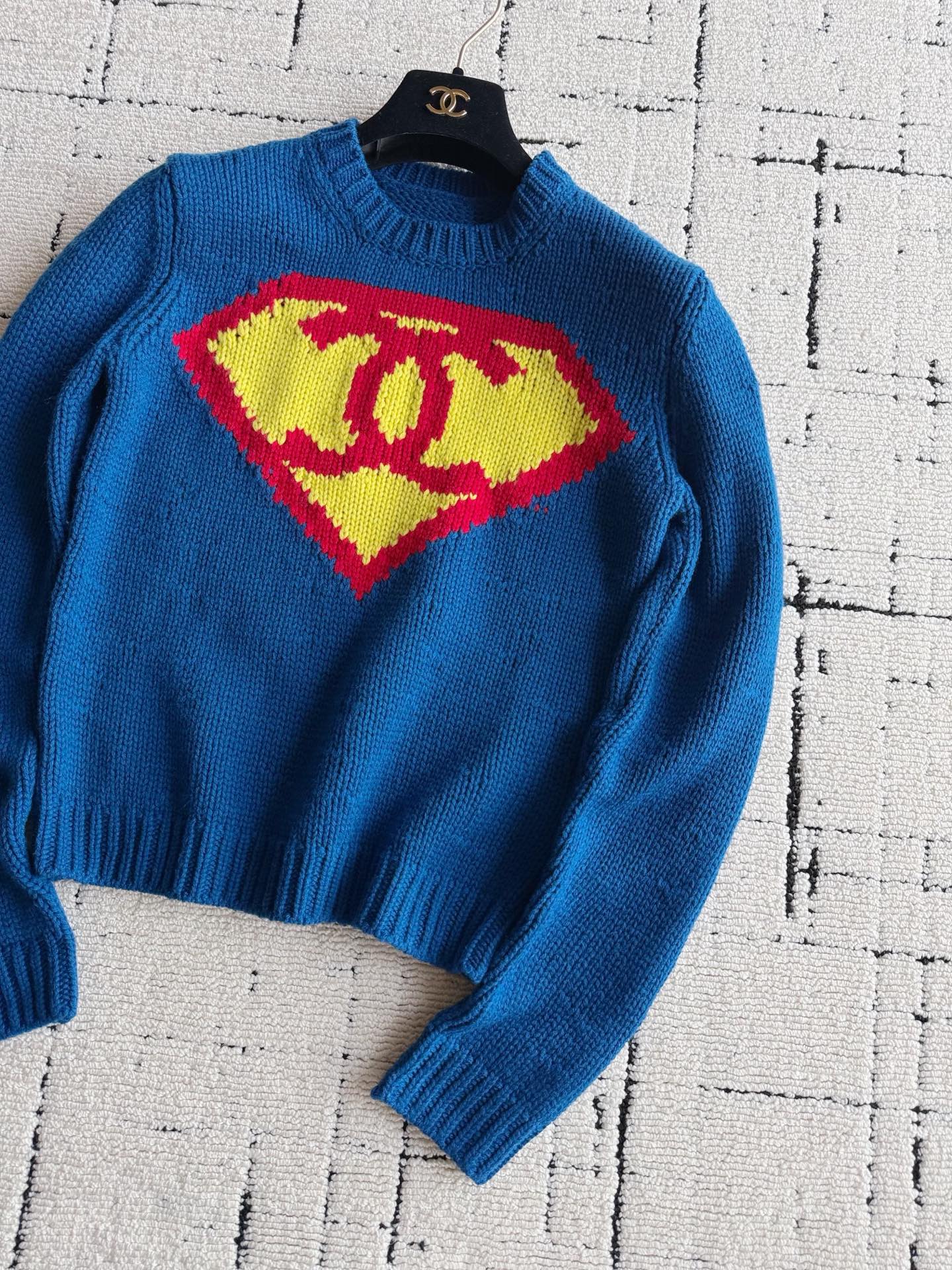 NO:950439,The more popular it is, the more I want to buy a higher version. The same superman sweater from Jennie is my home ~~ YB comparison pictures will be provided later. The blue coral fleece with no color difference is dyed in a vat. It is soft and skin-friendly, delicate and does not pierce the flesh. The logo jacquard is restored accurately to the number of stitches. You can see the gear effect ~~ There is no denying its popularity. All the fashionistas in ins are interpreting its outfits. Domestic counters are even more difficult to find in one size. Sweaters,19860909越火越要买高版本 jennie同款超人毛衣认准我家 ~~ yb对比图稍后奉上 包缸定染的无色差蓝色珊瑚绒毛料 柔软亲肤细腻,不扎肉 精确到针数还原logo提花 可以看得到齿轮效果 ~~ 无可否定它的火爆程度 ins各大时髦精都在演绎它的穿搭 国内柜台更是一码难求,,sweaters,,Women's clothing