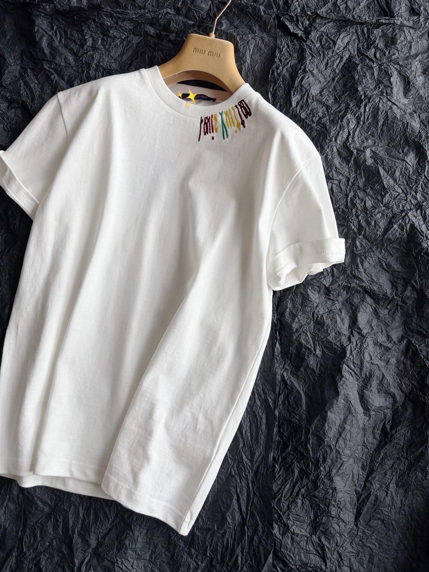 NO:950428,Seizing the tail end of summer, Lujia's new tees continue to be updated ~~ There is no obvious logo but they are low-key and simple, more suitable for daily wear. Lujia likes to play with this kind of surprise. Customized high-weight special-spun compact cotton, comfortable and breathable, washable and durable. The pin-embroidered logo around the collar can be seen with fine texture and three-dimensionality. The standard round neck is loose and not flattering on the figure. Louis vuitton, Louis vuitton,19860909抓住夏天的尾巴 驴家新款tee继续更新中 ~~ 没有明显的logo却低调简约 更加适合日常穿着 驴家爱玩的就是这种出其不意. 定制高克重特纺紧密棉 舒适透气 耐洗耐穿 领子周围一圈插针刺绣logo 看得到精细,肌理,立体感 标准圆领宽松版型不挑身材,,louis vuitton,louis vuitton,,Women's clothing