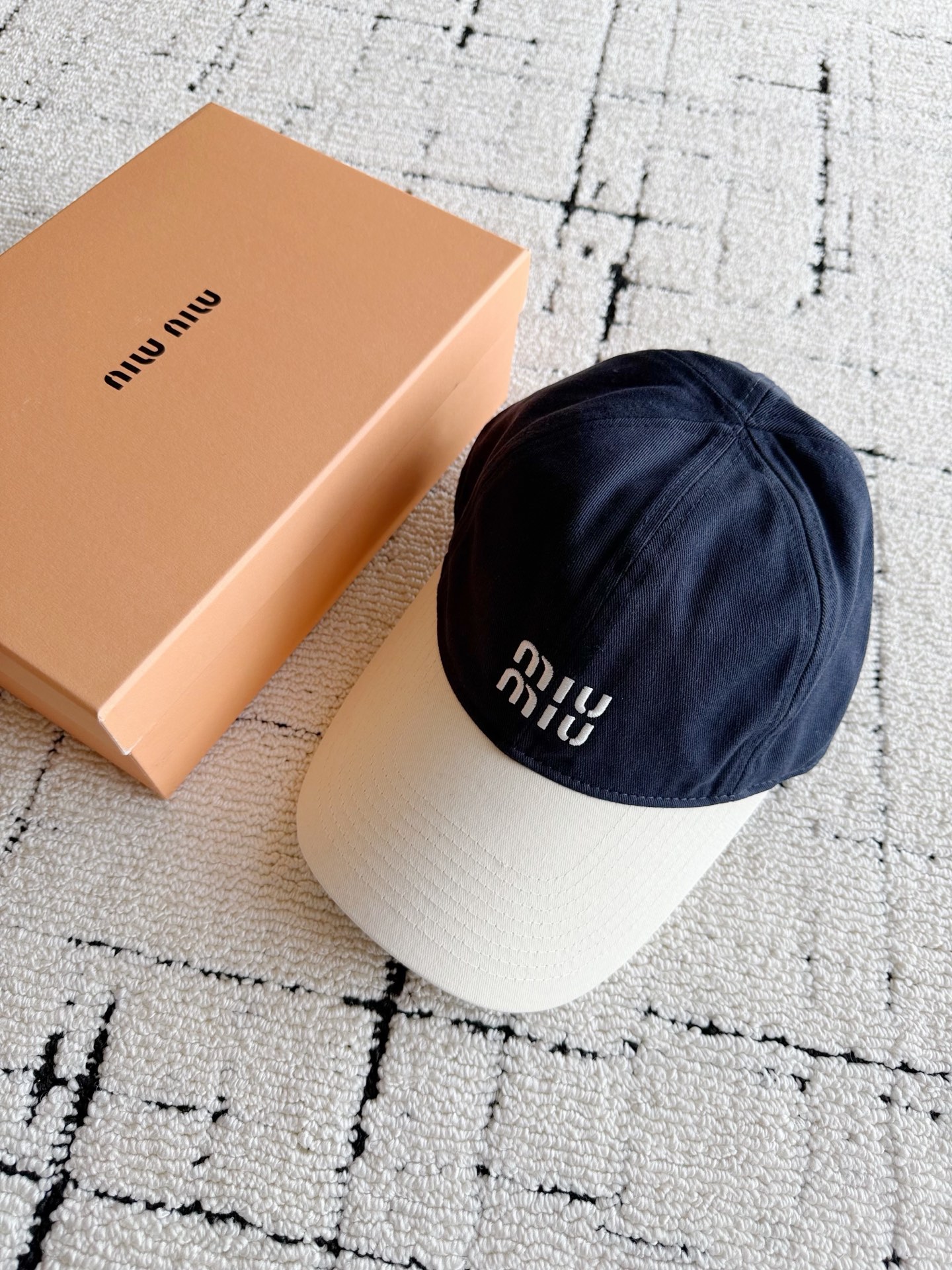 NO:950406,As always, high-quality accessories. Private model miu·26ss baseball cap. There is still a reason to buy this one. Casual fashion, breathable denim fabric, can be used in spring, summer, autumn and winter. The spliced ​​design is more recognizable. More interesting and smart than everyday hats ~~ One-size-fits-all design with adjustable elastic hood cord at the back, can be worn no matter what clothes you wear,,miumiu,hats,19860909一如既往的优质配饰 自留款miu·26ss棒球帽 这一顶依然有入手的理由 休闲时髦主义,透气牛仔面料 春夏秋冬都能用到 拼接款设计更加有辨识度 比日常的帽子更加趣味灵动 ~~ 均码设计后副弹力帽绳可调节 不管穿什么衣服,都能配到,,miumiu,hats,,Women's clothing