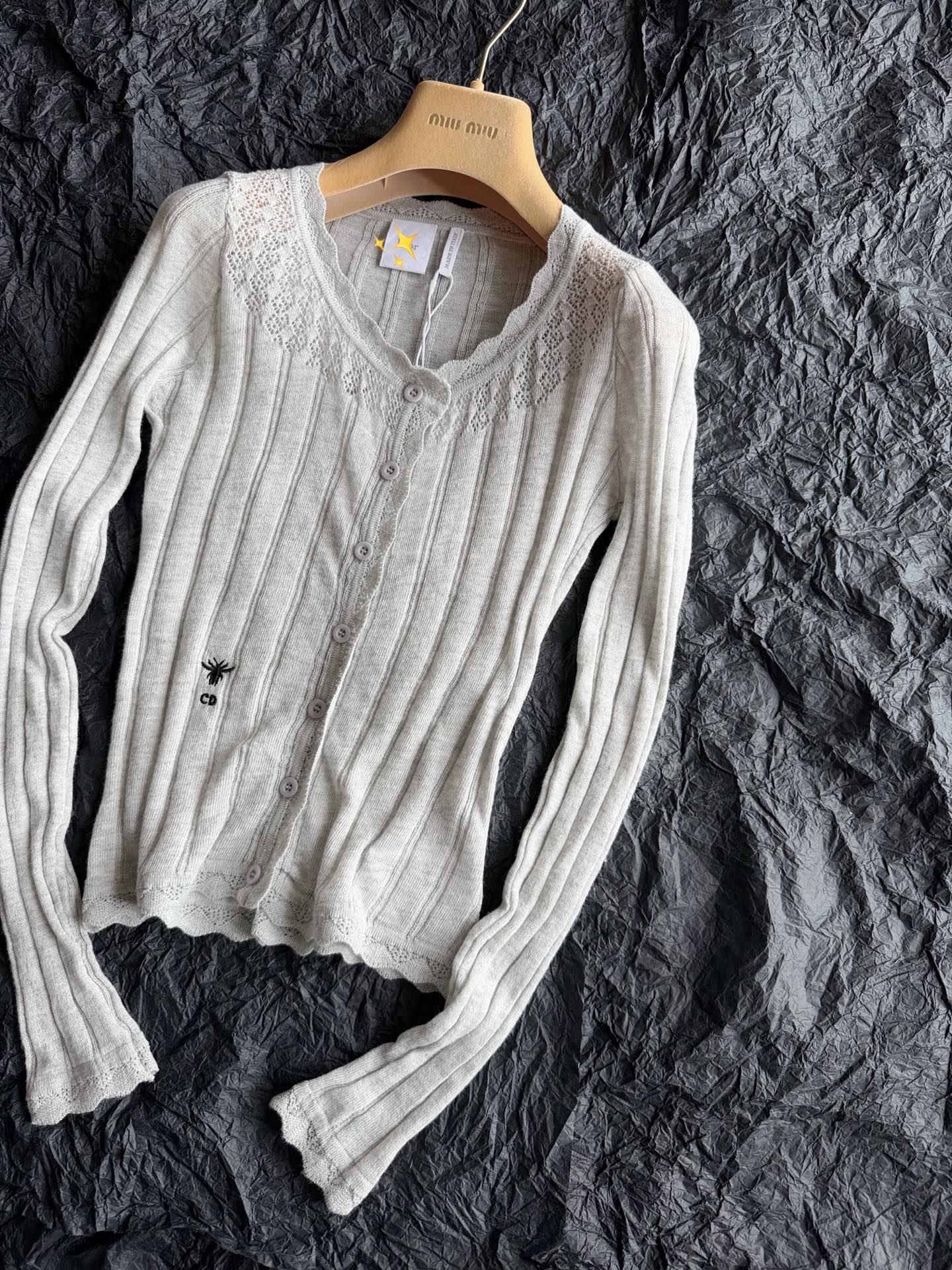 NO:950382,Gray·detailed real photos. It is as thin as a cicada and can be used as sunscreen. The thread weaving is full of elasticity and has no limit. It can be used as sunscreen in summer and as a jacket and shirt in autumn and winter. It is a super cost-effective piece, jackets & coats,19860909灰色·细节实拍图 薄如蝉翼可以当防晒 螺纹织造弹力十足不设限 夏天当防晒,秋冬当外套小衫 超级有性价比的一件,,jackets & coats,,Women's clothing