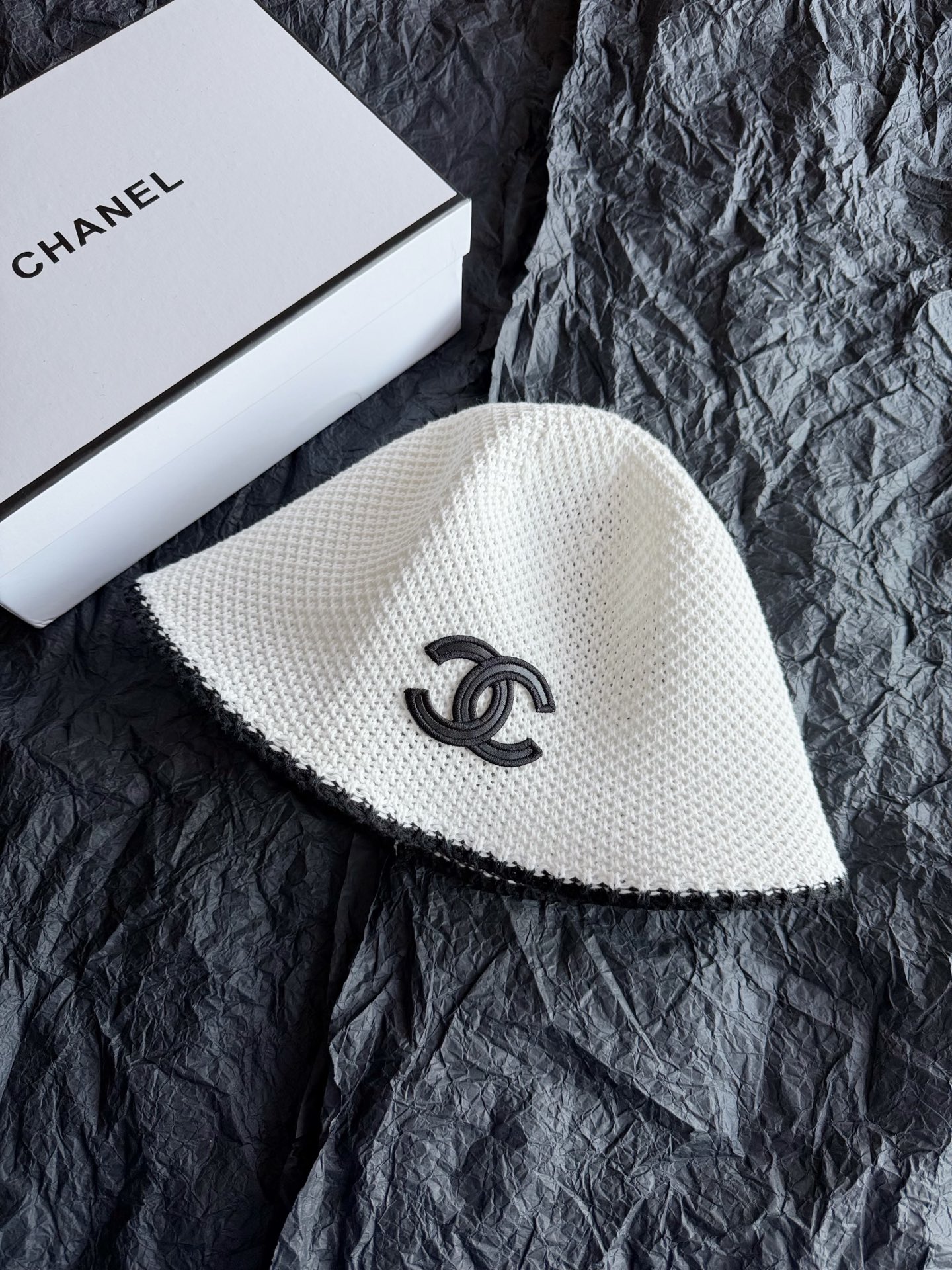 NO:951963,True white, detailed real photos. It is a breathable linen material worn in summer. It is different from the previous lamb wool ~~ Minimalist potted hat style, no weight and more relaxed. The curvature and elasticity of the hat shape are restored,,hats,19860909正白色·细节实拍图 是夏天佩戴的透气亚麻材质 不同于以往的羊羔毛 ~~ 极简盆栽帽帽型,无自重更轻松 包括帽型的弧度,弹力都还原,,hats,,Women's clothing
