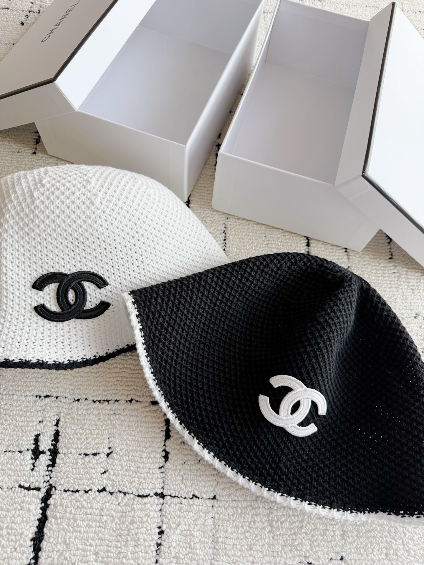 NO:951939,The summer linen version of the CC classic potted fisherman hat is here ~~~ Many customers have been asking about this hat. I finally have the time to make it, and I have reserved two colors. It uses the same linen woven material. It is breathable and comfortable, very wide and stylish. It is not the soft and floppy version on the market. It has a little stretch, and there is no limit on the head circumference. The contrasting color leather logo is just right, espadrilles, hats,19860909CC经典盆栽渔夫帽 夏季亚麻版本来了 ~~~ 之前很多顾客都在问的这顶 终于有空做出来,两个颜色都自留 选用一致的麻料编织材质 透气舒适,挺阔有型 不是市面上软趴趴的那种版型 带有一点弹力,头围不设限 撞色拼皮logo点缀得恰到好处,,espadrilles,hats,,Women's clothing