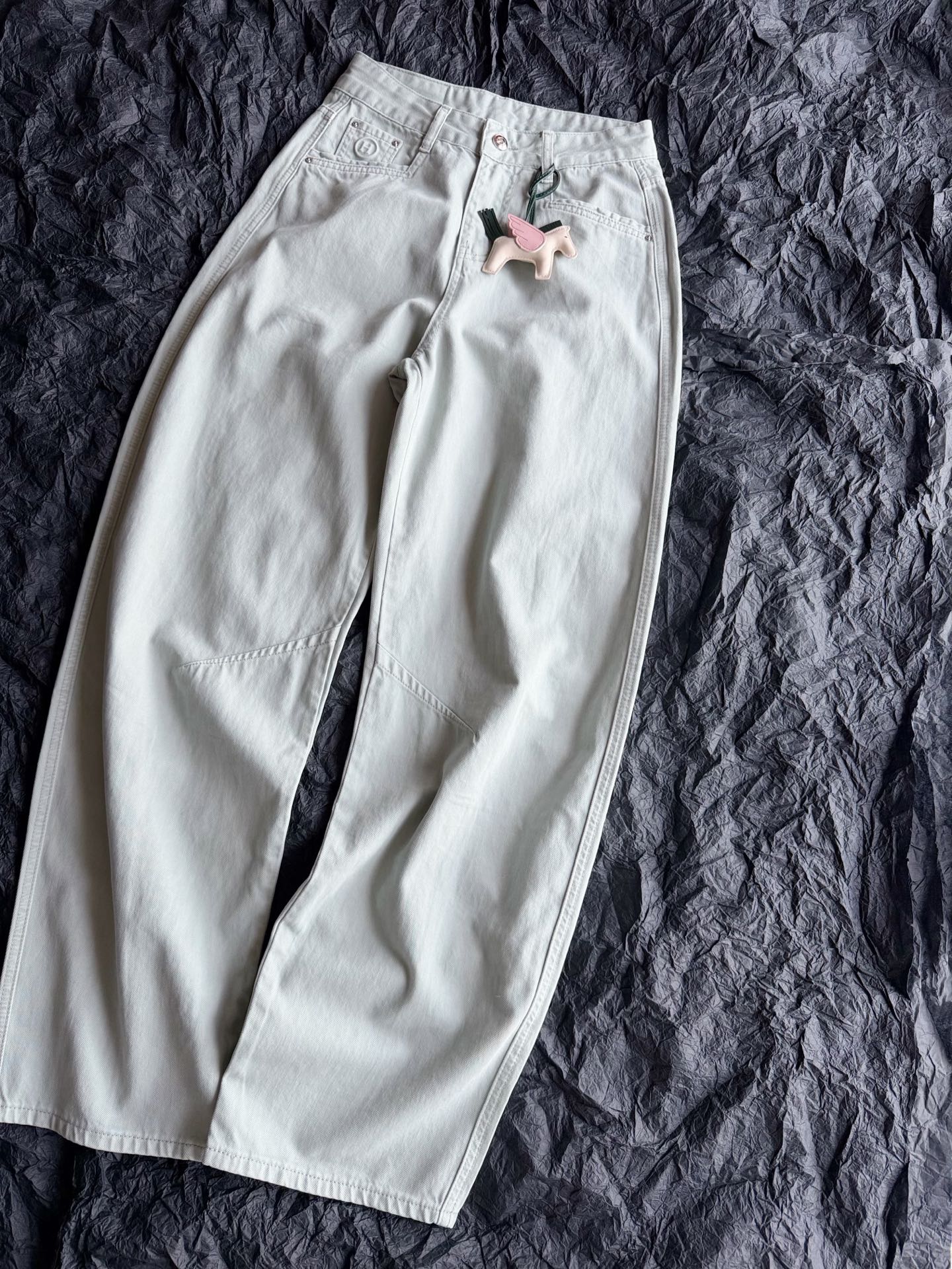 NO:951919,The popular pony jeans in the first half of the year. In the hot weather, we have released a thin version. Its fit and wearability are impeccable. Regular customers all know it ~~ Customized lightweight blue-green denim cotton has been softly washed and is skin-friendly and comfortable. The mid-high waist three-dimensional cut scimitar version can be controlled at will and accommodates imperfect leg shapes. The pony pendant delivered is highly recognizable,,jeans,19860909上半年卖爆的小马牛仔裤 高温天气,我们出了轻薄版 它的版型和好穿度无可挑剔 老顾客们都懂的 ~~ 定制的轻薄蓝绿色牛仔棉 经过柔软洗水亲肤舒适 中高腰立体剪裁弯刀版型 任意驾驭,包容不完美腿型 配送的小马挂坠辨识度极强,,jeans,,Women's clothing