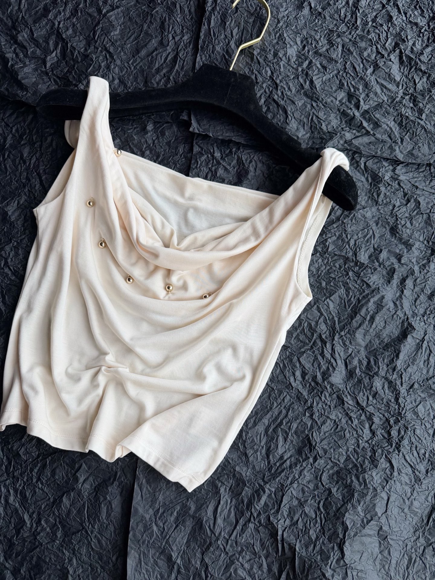 NO:953428,I am becoming more and more fond of the niche brand XUZHI. This pleated vest is so beautiful ~~ The silky and skin-friendly fabric automatically cools the temperature by 5 degrees in the hot summer. It is a must-have item for those who are afraid of hot weather. It seems simple, but in fact the style is more difficult. Wide shoulder straps and a large U-neck. It can be either a one-word collar or a slanted shoulder. The small gold beads sewn by hand are a beautiful temperament for any home.,,19860909越来越喜欢小众品牌 XUZHI这件褶皱背心太美了 ~~ 特别丝滑亲肤的面料 炎炎夏季自动降温5度 怕热星人必入的单品. 看似简约实则版型都比较有难度 宽肩带 大U领 可以一字领也可以斜肩 纯手工缝制的小金珠 任意家都都有美好气质.,,,Women's clothing