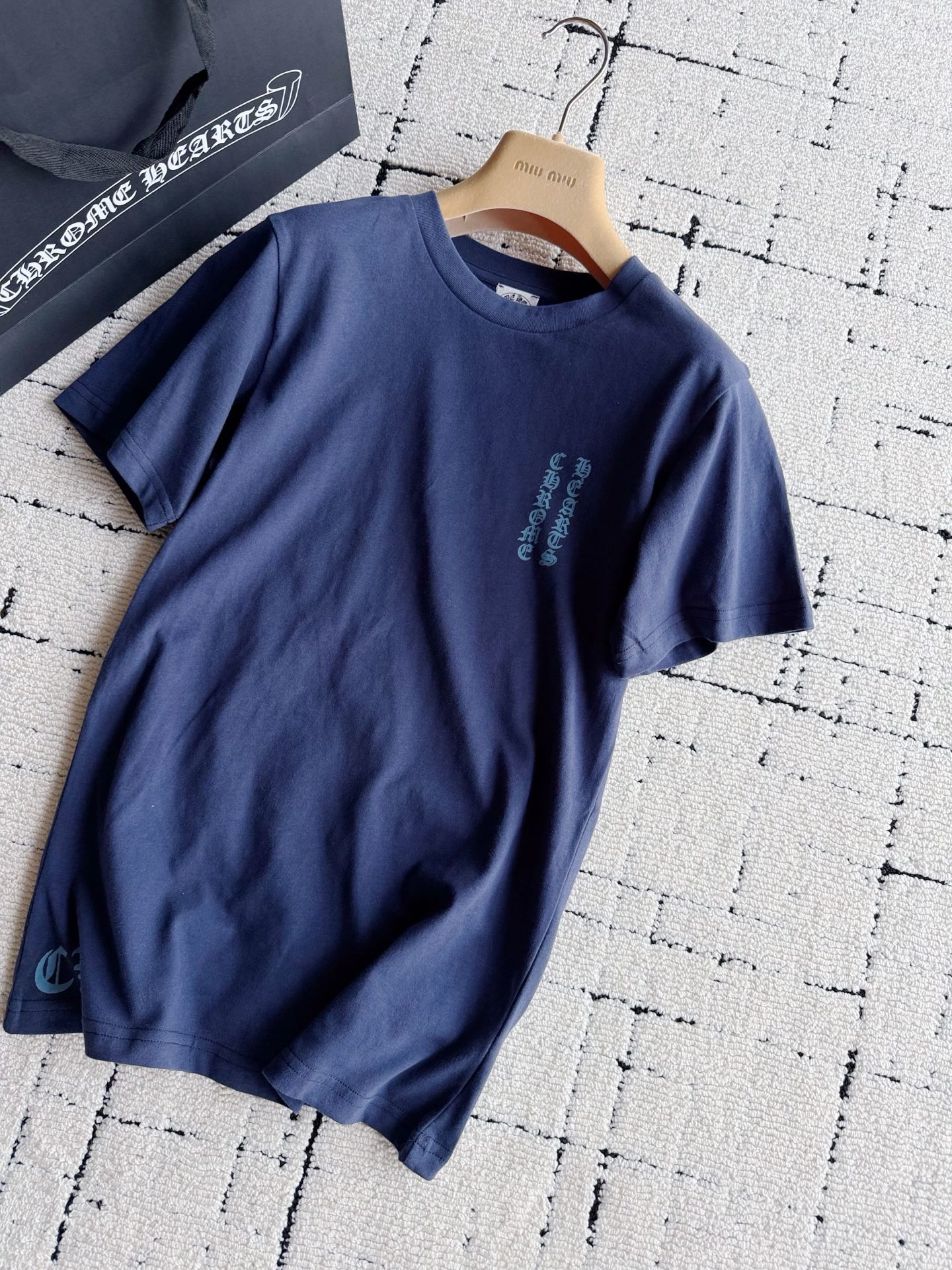 NO:953409,Seize the end of summer ~~ My favorite blue pure cotton tee, produced by Chrome Hearts, has a stable aesthetic online. Customized deep navy blue 12-count special woven compact cotton. It has been washed with distressing and has a very authentic texture. Specially formulated environmentally friendly glue on the front and back. The printing is very clear and penetrates into the fabric. The round neck is slightly loose and the fit can be controlled at will., chrome hearts,19860909抓住夏天的尾巴 ~~ 超爱的蓝色系纯棉tee 克罗心出品审美稳稳在线 定制的深藏蓝12支特纺紧密棉 再经做旧水洗处理,质感很正 前后特调的环保胶浆 印花清晰无比,渗入到面料里 圆领略微宽松版型随意驾驭,,chrome hearts,,Women's clothing