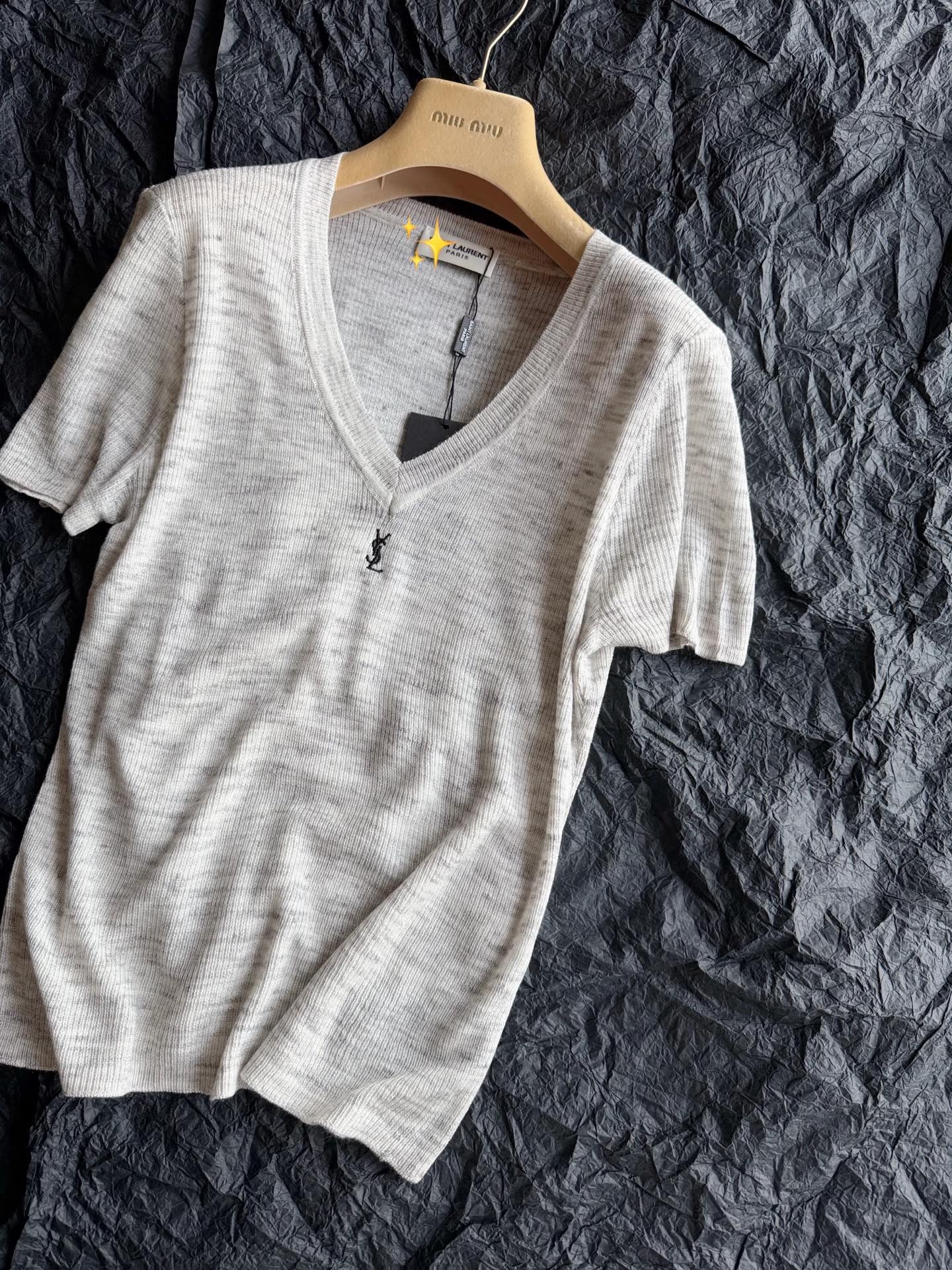 NO:953391,Off-white, detailed real photos, ultra-thin and skin-friendly, no sense of restraint at all, a cool and breathable knitted tee to wear in summer,19860909灰白色·细节实拍图 超轻薄又亲肤 完全没有束缚感 夏天穿着冰爽透气的针织tee,,,Women's clothing
