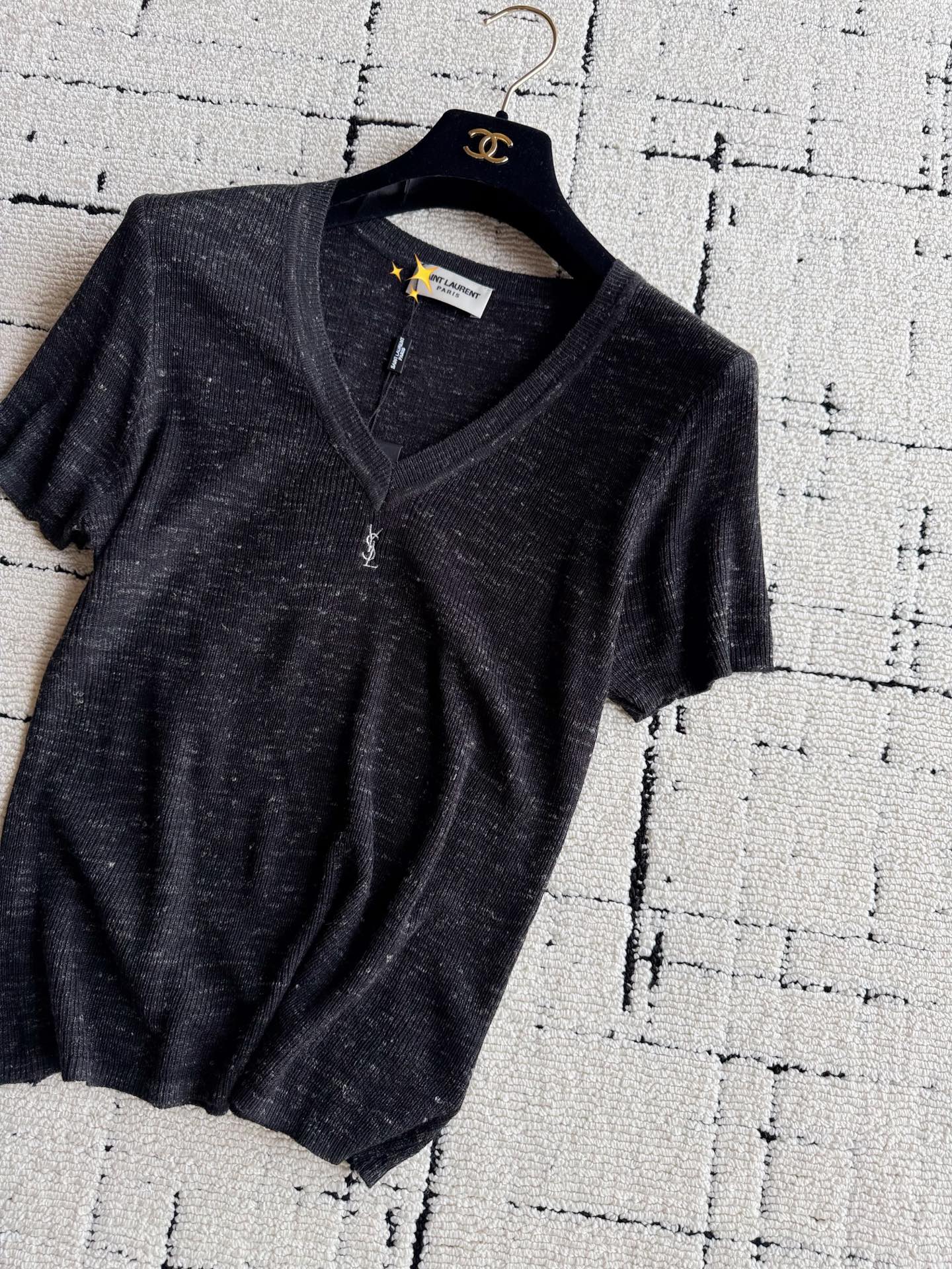 NO:953372,The high-end lazy style that my family is good at recommends that all new and old customers keep it for themselves ~~ This type of item is most commonly worn in daily life. Customized cool and skin-friendly wool blend fabric. Slightly loose V-neck short-sleeved version. The upper body is inadvertently high-end, and the ss is elegant. A small logo embroidery embellishment. It has a cooling effect, and it is bold if you are afraid of heat. Both colors are carefully selected and not picky. T-shirt,19860909我家擅长的高级慵懒风 推荐各位新老顾客都自留 ~~ 日常最常穿到的这类单品 定制冰爽亲肤的毛料混纺织造 略微宽松的V领短袖版型 上身不经意的高级,拿捏ss的 一个小logo刺绣点缀 自带降温特效,怕热的大胆入 两个颜色都是甄选精品不挑人,,T-shirt,,Women's clothing