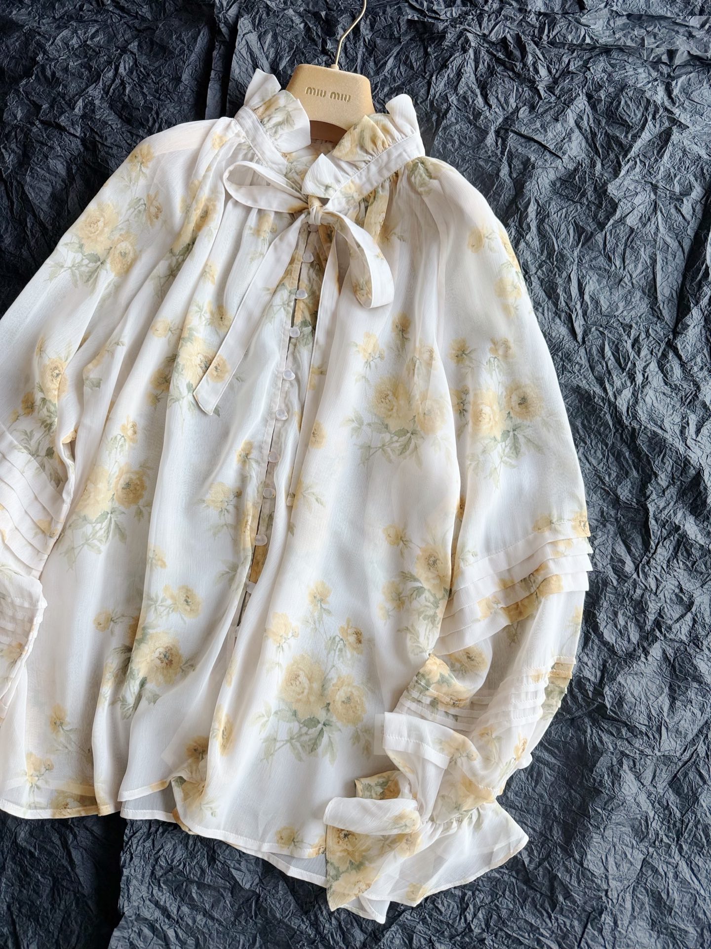 NO:953352,XUZHI's beautiful holiday style shirt refuses to be boxed in and looks great in daily wear. This light and thin shirt is so needed in constant high temperatures. It can be worn as sun protection ~~ The beautiful fiber gauze material is comfortable and breathable. The beige rose print seems to be wearing a romantic sunset on the body. The ruffled collar and pleated lantern sleeves have a slow French atmosphere. Whoever wears it is more beautiful,, mido, shirts,19860909XUZHI绝美度假风衬衫 拒绝压箱底,日常穿也美出圈 高温不断这种轻薄衬衫太需要了 可以当成防晒来穿着 ~~ 绝美的纤维纱料舒适透气 米黄色玫瑰印花 仿佛把浪漫落日穿在了身上. 荷叶边领子加褶皱灯笼袖 慢慢的法式氛围,谁穿谁美,,mido,shirts,,Women's clothing