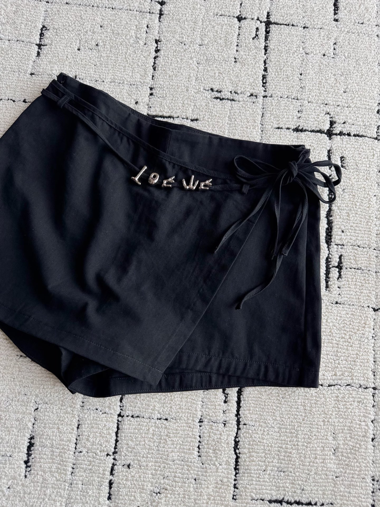 NO:953332,Luojia's new oblique-waist culottes. This design is so awesome!! It can match any top in your wardrobe. It is a combination of cotton and mulberry silk. It is soft and skin-friendly and can be worn in spring, summer and autumn. It looks like a skirt, but it is actually a pair of shorts. The upper body is slimmer and the legs are longer. The molded hardware logo is particularly high-end.,,loewe,skirts,shorts,19860909罗家新款斜腰裤裙 这条设计感太嗲了 !! 可以搭配你衣橱一切的上衣 棉加桑蚕丝的结合 柔软又亲肤,春夏秋都能穿 看似是条裙子实则是条短裤 上身显瘦显腿长 开模的五金logo特别高级.,,loewe,skirts,shorts,,Women's clothing
