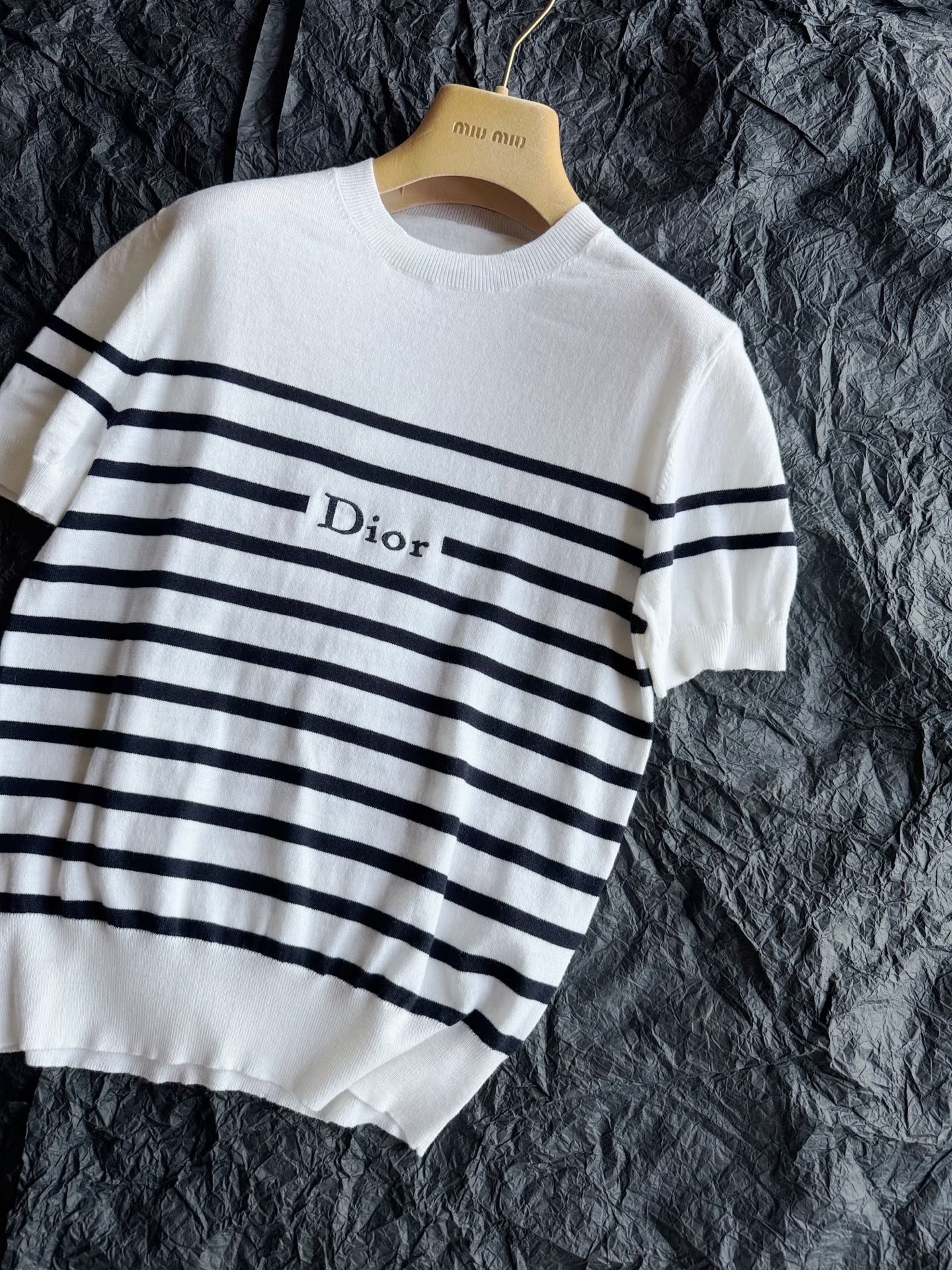 NO:954661,White·detailed real photos, ultra-thin wool weaving, even those who are afraid of heat can close their eyes and close their eyes!! The entire stripe is in check, including matte embroidery thread, embroidered letters,,19860909白色·细节实拍图 超轻薄的毛料织造 怕热的宝子也可以闭眼收它 !! 整件条纹都是对格 包括哑光绣线,刺绣字母,,,Women's clothing