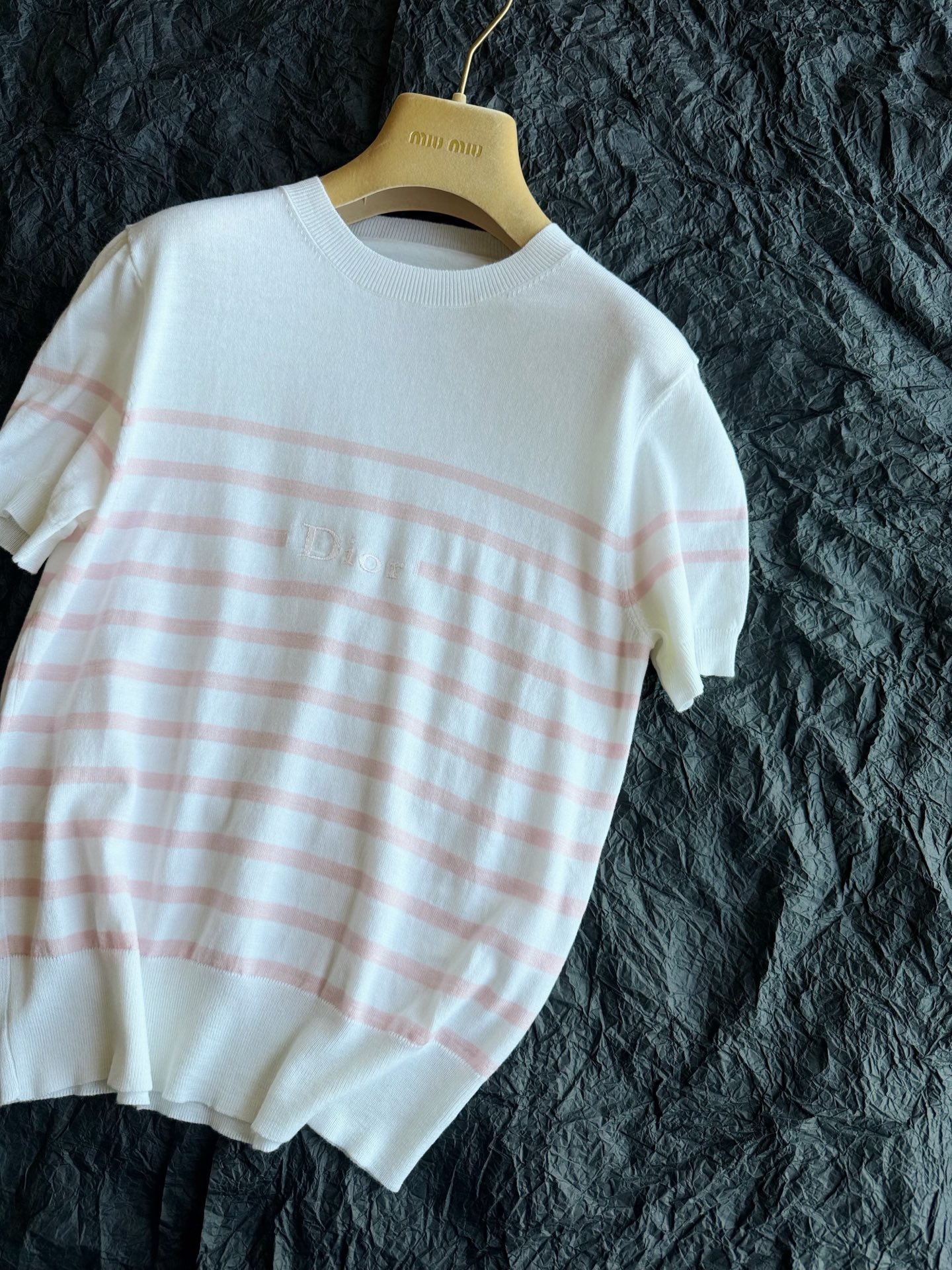 NO:954645,Grasp the tail of summer. Doi's ultra-thin, ultra-soft and waxy knitted tee. Many customers have been asking about this piece. We have customized the wool for a long time. This piece is thinner than ordinary light knitted fabrics and you don't feel any sense of restraint on your upper body ~~ The jacquard stripes are on the front and back. The letters are embroidered with matte threads in the same color. It is a long-term single product that can be worn easily.19860909抓住夏天的尾巴 Doi超轻薄超软糯的针织tee 很多顾客都在问这件 我们毛料就定制了很久. 这款比普通的轻薄针织还更轻薄 上身完全感受不到束缚感 ~~ 提花条纹前后对格 同色系哑光绣线刺绣字母 长期主义单品,轻松穿回本,,,Women's clothing