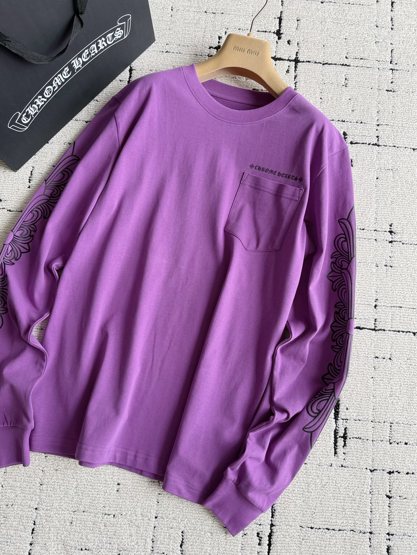 NO:956704,We have started shipping the early autumn model of Kro's iconic noble purple series ~~ The high-weight cotton fabric is custom-dyed in a vat and has threads of the same color, so there is no color difference. The overall tone is consistent, which is a model that no small factory on the market is willing to bother with. The front and rear environmentally friendly glue printing, including spider web details and red lip details, can withstand the test of your magnifying glass ~~,, chrome hearts, loewe,19860909克罗家标志性尊贵紫色系列 早秋款我们开始出货 ~~ 包缸定染的高克重纯棉面料 以及同色系螺纹,无色差 整体呈现一致的色调 是市面上小厂都不愿花心思做的款. 前后环保胶浆印花 包括蜘蛛网细节红唇细节 都经得起你们的放大镜考验 ~~,,chrome hearts,loewe,,Women's clothing