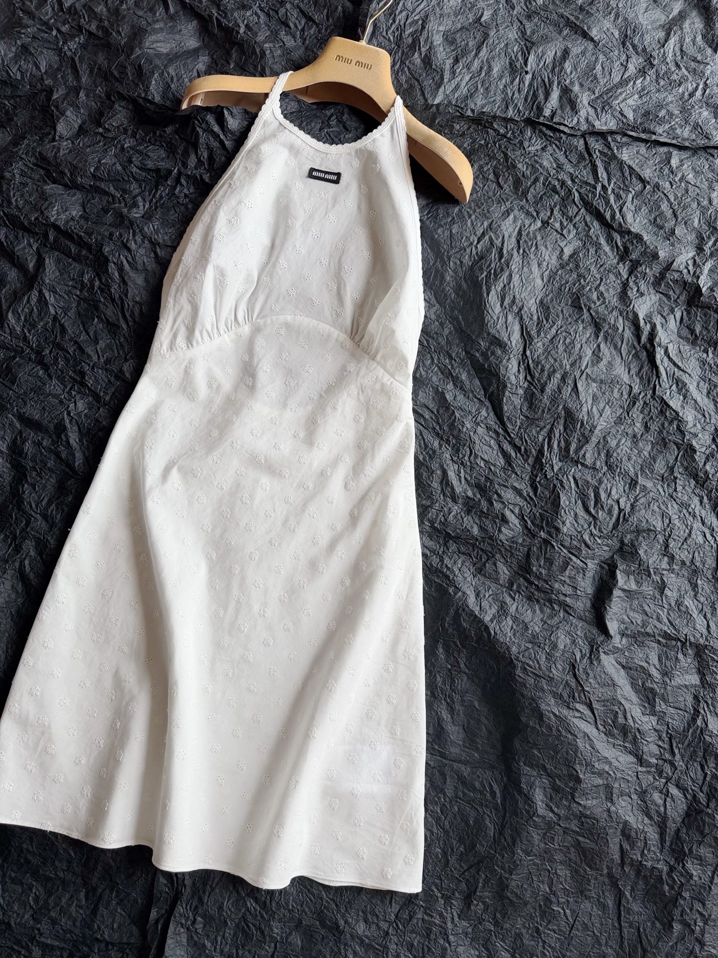 NO:956686,Exquisite, simple and with small details, the miu small flower embroidery series·dress is here. This hanging neck design is more relaxed, lazy and recognizable. It is still made of customized small flower embroidery fabric. It is consistent linen cotton, comfortable and skin-friendly, moisture-wicking, and especially suitable for summer wear. The three-dimensional tailoring of the A-line halter strap has a waist-slimming effect. The back hollow design can give people a confident and agile beauty whether it is daily or on vacation ~~,,miumiu,skirts,19860909精致简约又有小细节 miu小花刺绣系列·连衣裙来了 这吊挂脖款设计 更加松弛慵懒有辨识度. 依旧是定制的小花刺绣面料 一致的亚麻棉,舒适亲肤吸湿排汗 特别适合夏天穿着 立体剪裁A字挂脖带收腰效果 后背镂空设计 不论日常还是度假驾驭 都能给人自信灵动的美 ~~,,miumiu,skirts,,Women's clothing