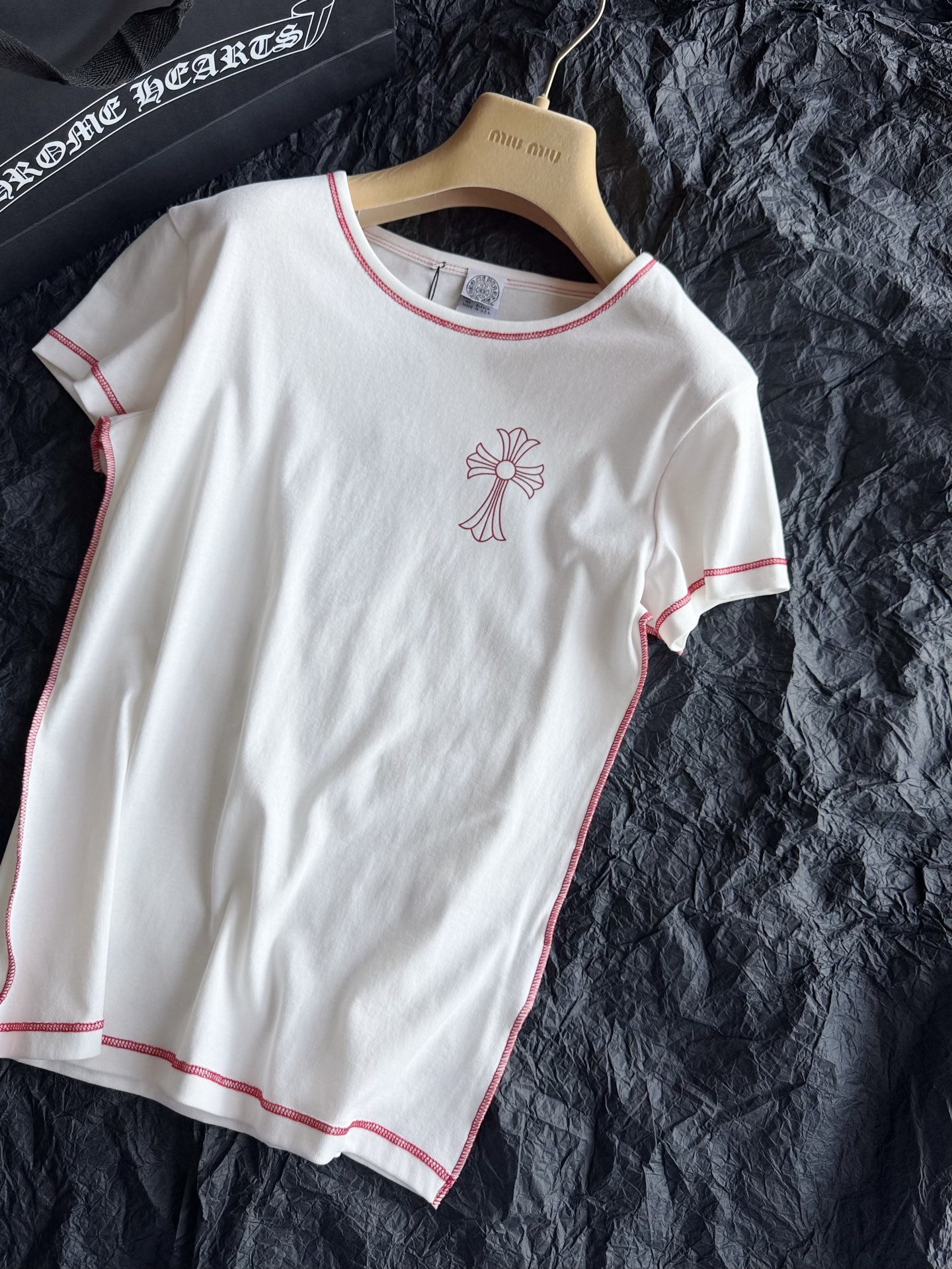 NO:958734,Many Chrome Hearts fans are waiting for us. This outer-stitched round-neck tee is here ~~ It lives up to expectations, and there is no pressure on the quality. Super skin-friendly soft cotton with threads. The collar, cuffs, and hem all have outer seams. The details are exquisitely processed, and you can contrast them at will. It includes Sanskrit prints of the same tone, giving people a fashionable feeling of wearing clothes backwards!!,,chrome hearts,19860909好多克罗心老粉都在等我们出 这件外缝线圆领tee来了 ~~ 不负众望,品质出入无压力 超亲肤的柔软棉加螺纹 领口 袖口 下摆都有外缝线走边 细节处理细腻到位,随意对比 包括同色调的梵文印花 给人反穿衣服的时髦感 !!,,chrome hearts,,Women's clothing