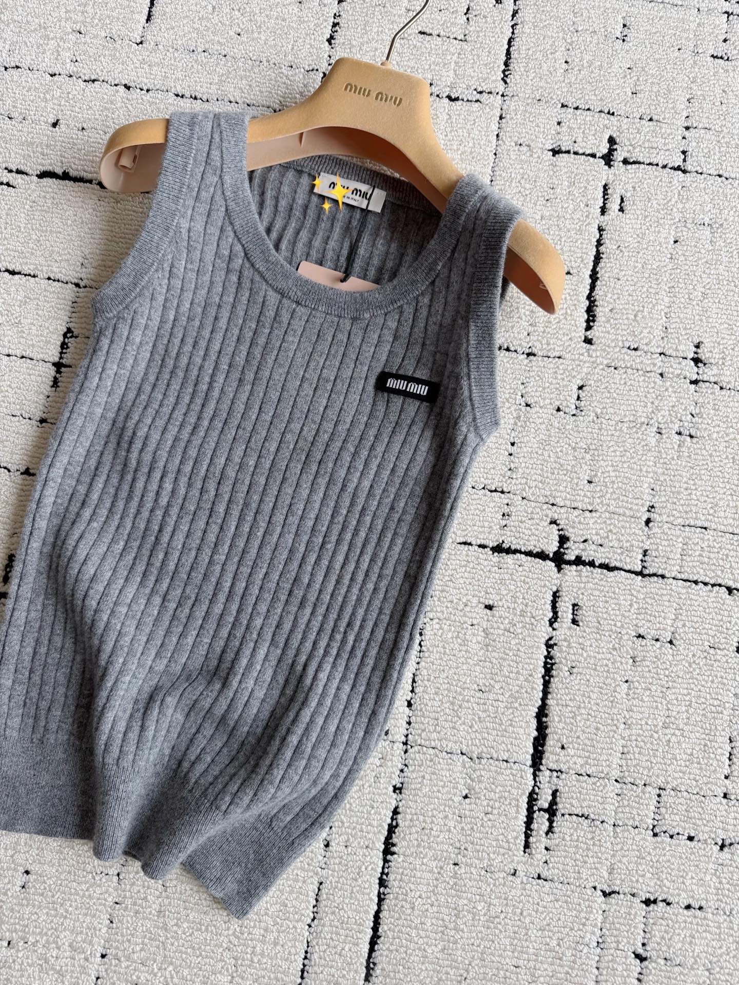 NO:958787,Vest·Details Actual Photos The softness and skin-friendliness of this vest can only be appreciated by you when you get it~~ Basic and versatile, long-term, it is a single item that will never be eliminated in the wardrobe,,19860909背心·细节实拍图 这款的软糯亲肤程度 只有你们到手才能体会得到 ~~ 基础百搭款,长期主义 是衣橱永远不会被淘汰的单品,,,Women's clothing