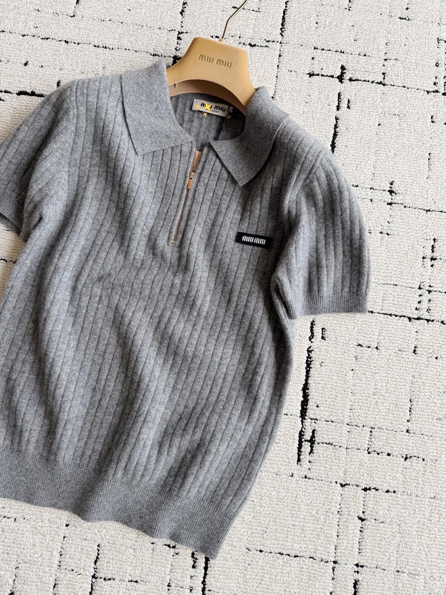 NO:958774,There is a reason why I like miu so much. Their products just look good and are easy to wear!! A knitted tee with infinite recycling taste. It is very basic and has no superfluous design. It is a half-zip polo shirt style, which can be worn alone or layered. Customized soft and skin-friendly wool has been treated with soft washing. It is very close to the skin and can be compared at will. It is a knitted product that will never go out of style in the wardrobe,,miumiu,19860909我这么喜欢出miu是有理由的 它家的东西就是好看 好穿 !! 无限循环品味的一件针织tee 很基础 没有一点多余设计 半拉链polo衫式,可单穿可叠穿 定制的软糯亲肤羊毛毛料 经过柔软洗水处理 贴身穿亲肤无比,随意对比 是衣橱永不过时的一件针织品,,miumiu,,Women's clothing