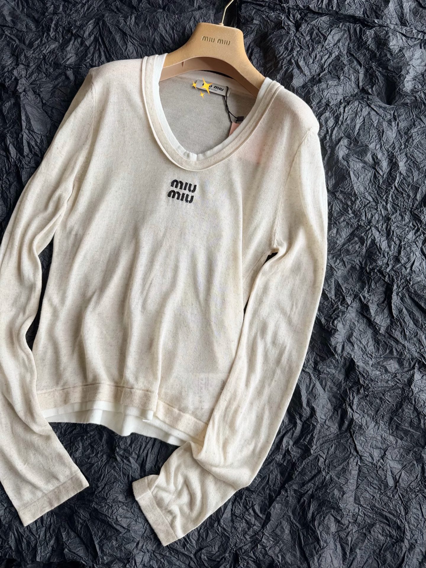 NO:958744,One piece is perfect for miu layering elements. I really like this air-conditioned room sweater ~~ It can be used in many occasions and will never be worn at the bottom. Its comfort and design are much better than the sweaters on the street. The light and breathable lyocell linen cotton can be used as sunscreen outdoors and is a must-have in air-conditioned rooms. The details of the collar and hem are well processed and it gives people the feeling of being very good at wearing it~~,,miumiu,sweaters,19860909一件搞定miu叠穿元素 好爱这种空调房小衫 ~~ 多场合利用,绝不压箱底 它的舒适度和设计感 都比满大街的毛衣好看很多. 轻薄透气的莱赛尔亚麻棉 室外可以当防晒 空调房内更是刚需款 领子 下摆细节处理很好 一上身就给人很会穿的感觉~~,,miumiu,sweaters,,Women's clothing