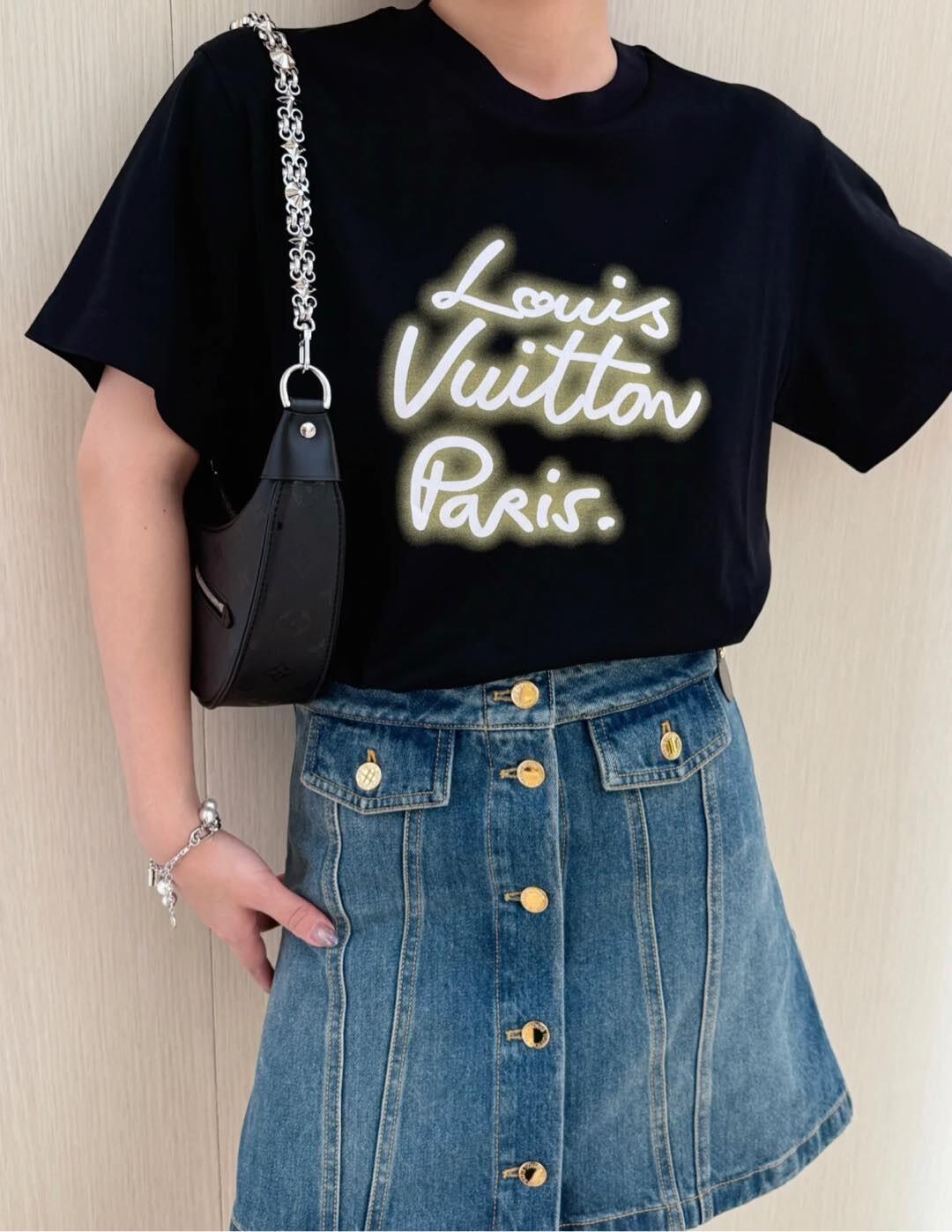  1V霓虹灯印花圆领短袖T恤
双面纯棉质平纹面料，手感细腻润滑、质地紧密，挺括而有弹性的面料，外观整洁细