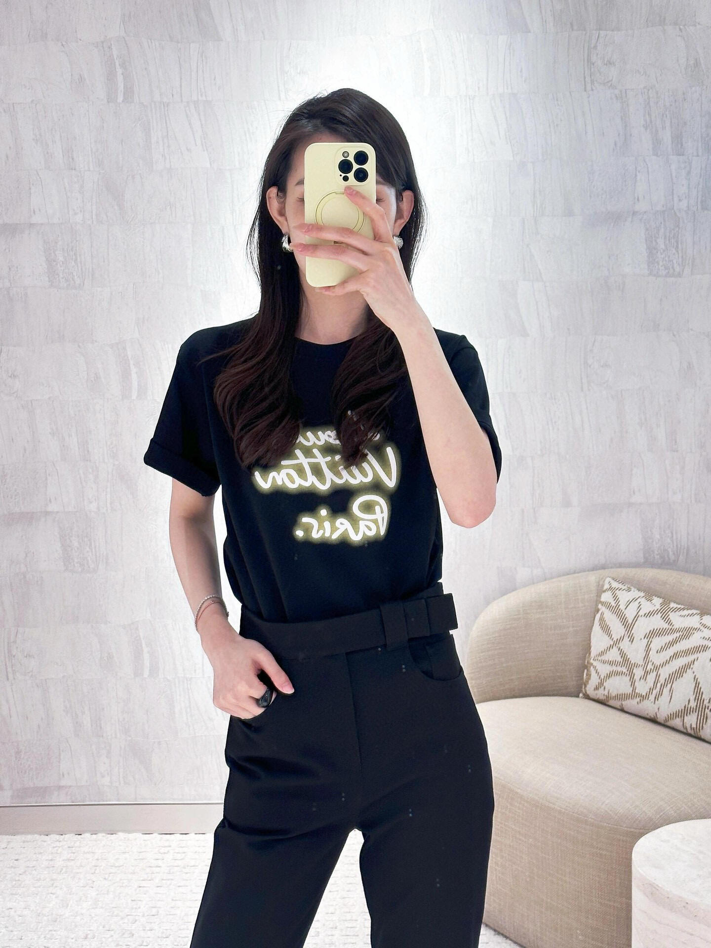  1V霓虹灯印花圆领短袖T恤
双面纯棉质平纹面料，手感细腻润滑、质地紧密，挺括而有弹性的面料，外观整洁细