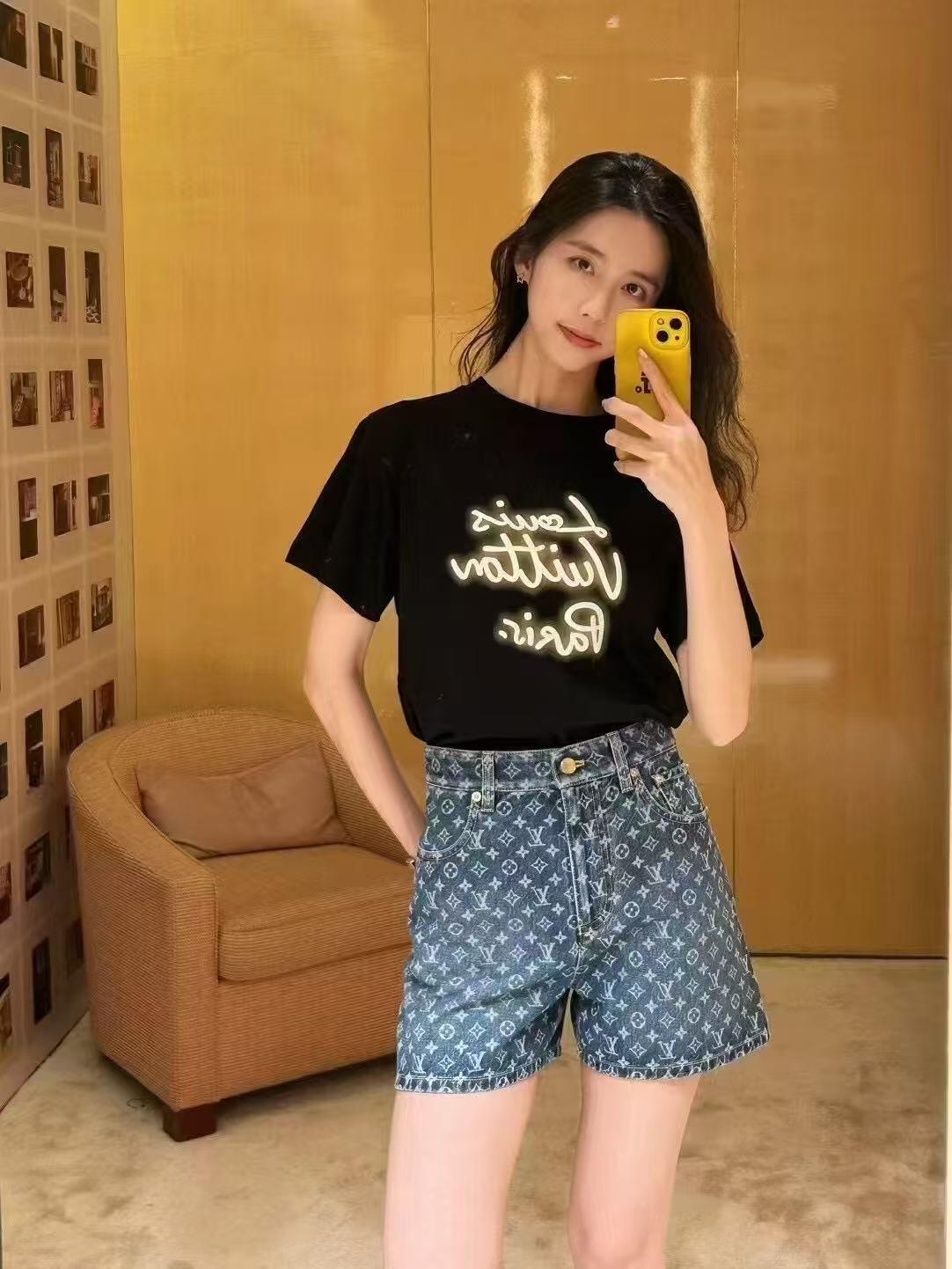  1V霓虹灯印花圆领短袖T恤
双面纯棉质平纹面料，手感细腻润滑、质地紧密，挺括而有弹性的面料，外观整洁细