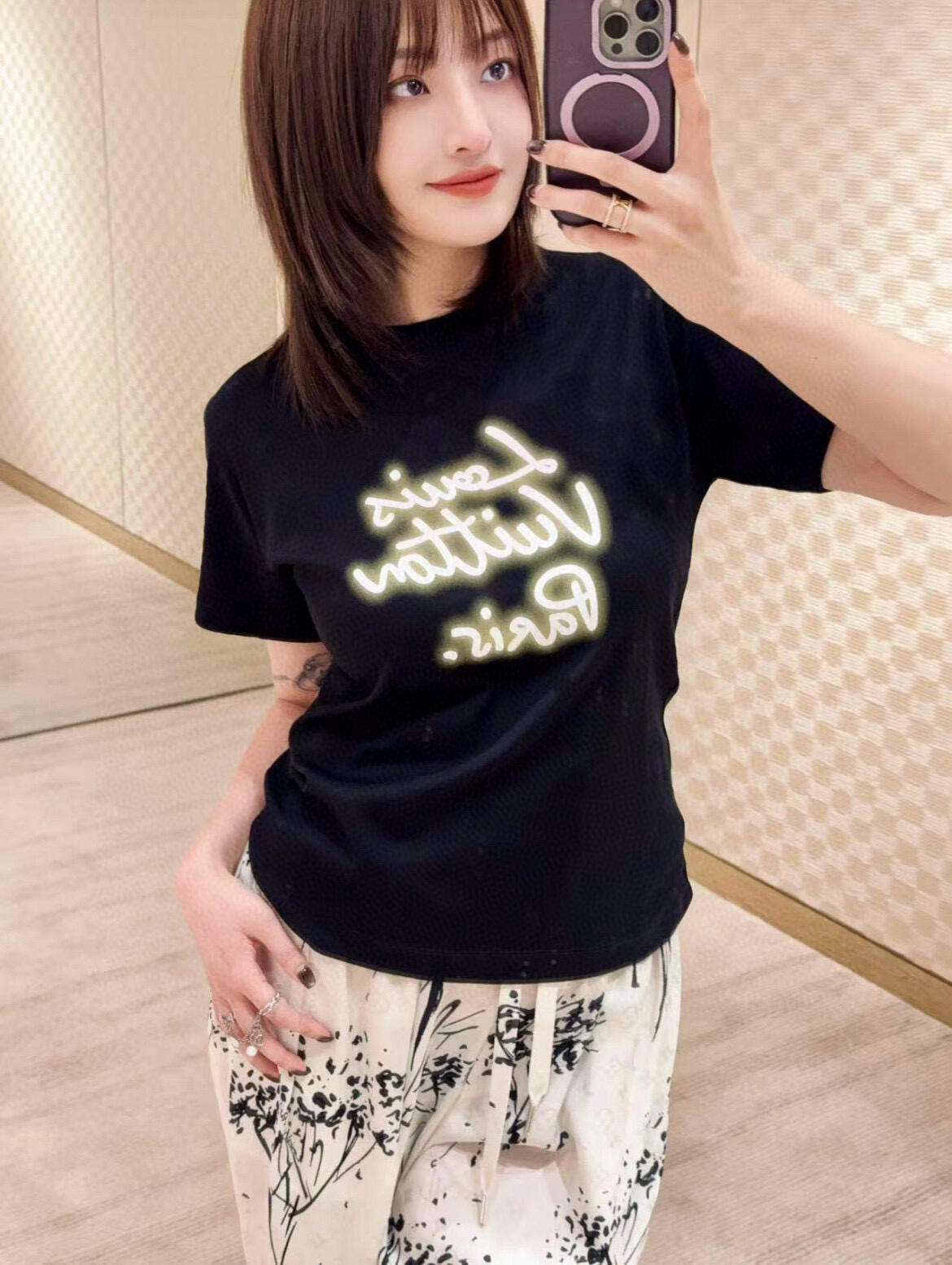  1V霓虹灯印花圆领短袖T恤
双面纯棉质平纹面料，手感细腻润滑、质地紧密，挺括而有弹性的面料，外观整洁细