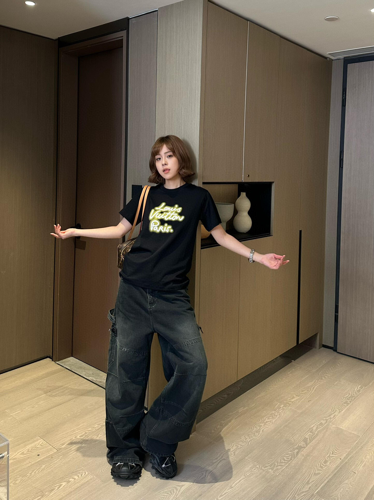  1V霓虹灯印花圆领短袖T恤
双面纯棉质平纹面料，手感细腻润滑、质地紧密，挺括而有弹性的面料，外观整洁细