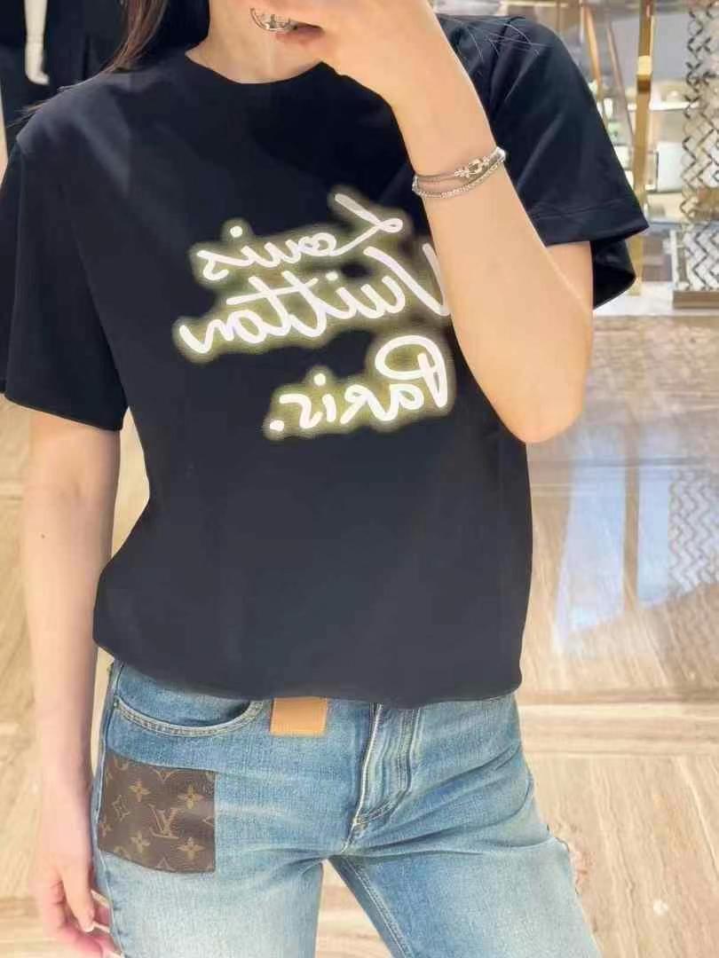  1V霓虹灯印花圆领短袖T恤
双面纯棉质平纹面料，手感细腻润滑、质地紧密，挺括而有弹性的面料，外观整洁细