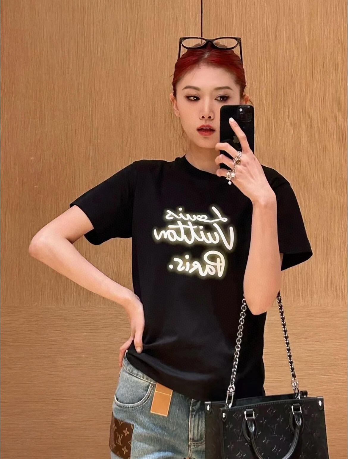  1V霓虹灯印花圆领短袖T恤
双面纯棉质平纹面料，手感细腻润滑、质地紧密，挺括而有弹性的面料，外观整洁细